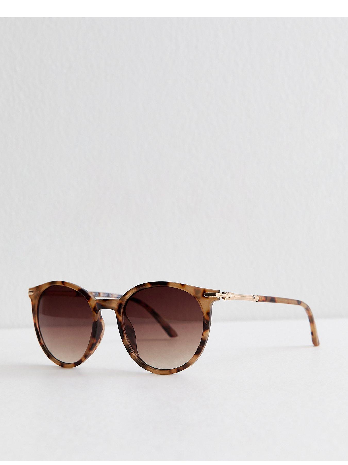 Image 2 of 4 of New Look Tortoise Effect Round Frame Sunglasses - Brown