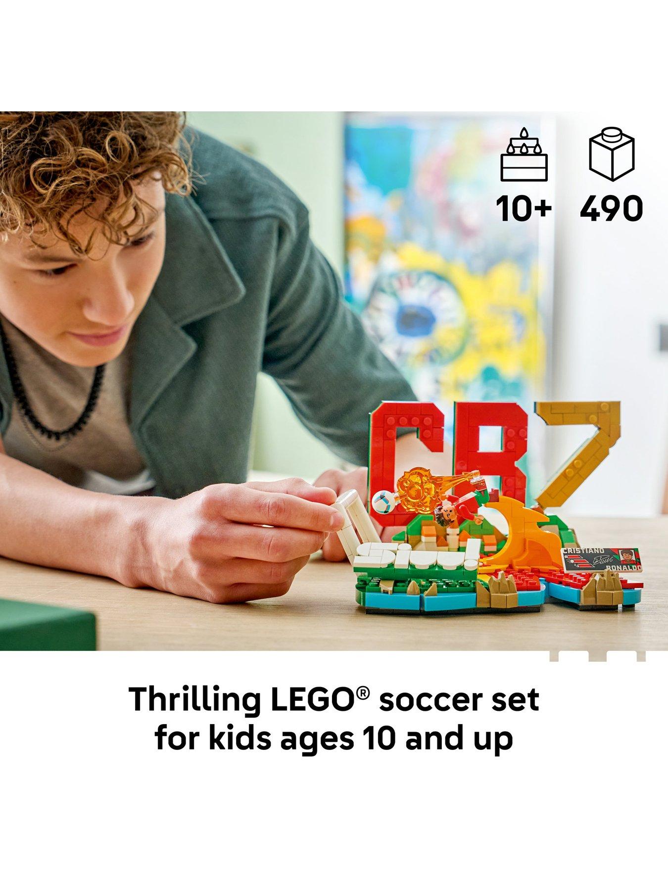 Image 2 of 8 of LEGO Editions Cristiano Ronaldo - Football Highlights 43012