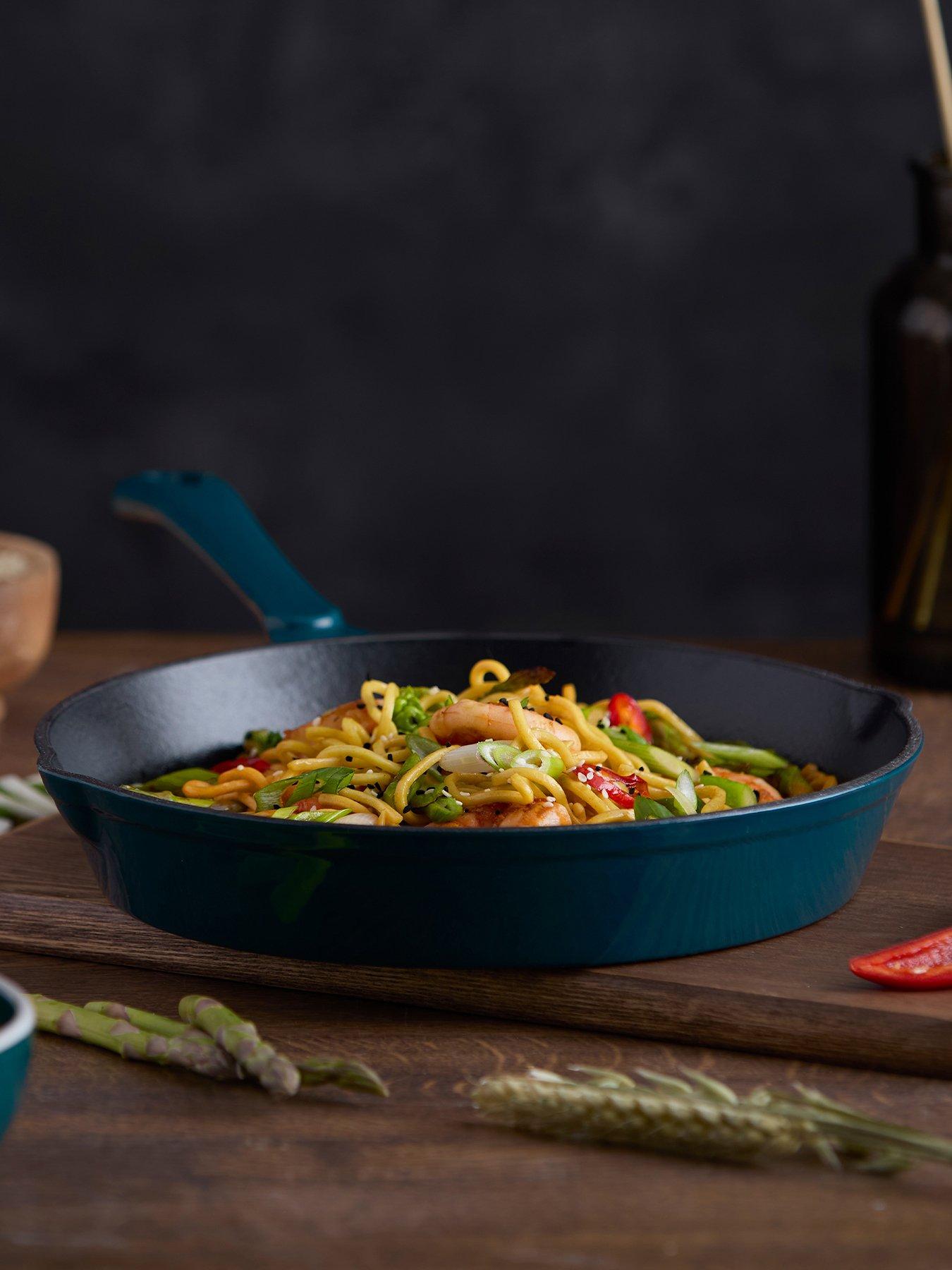 Barbary & Oak Nattura 26cm Cast Iron Round Pan With Dual Side Spouts, Agave