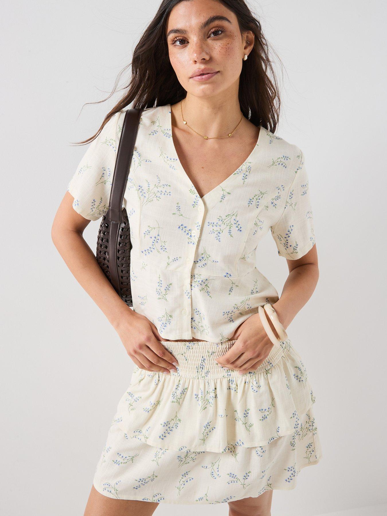 Image 4 of 4 of Only Lyrida Short Ruffle Skirt - White