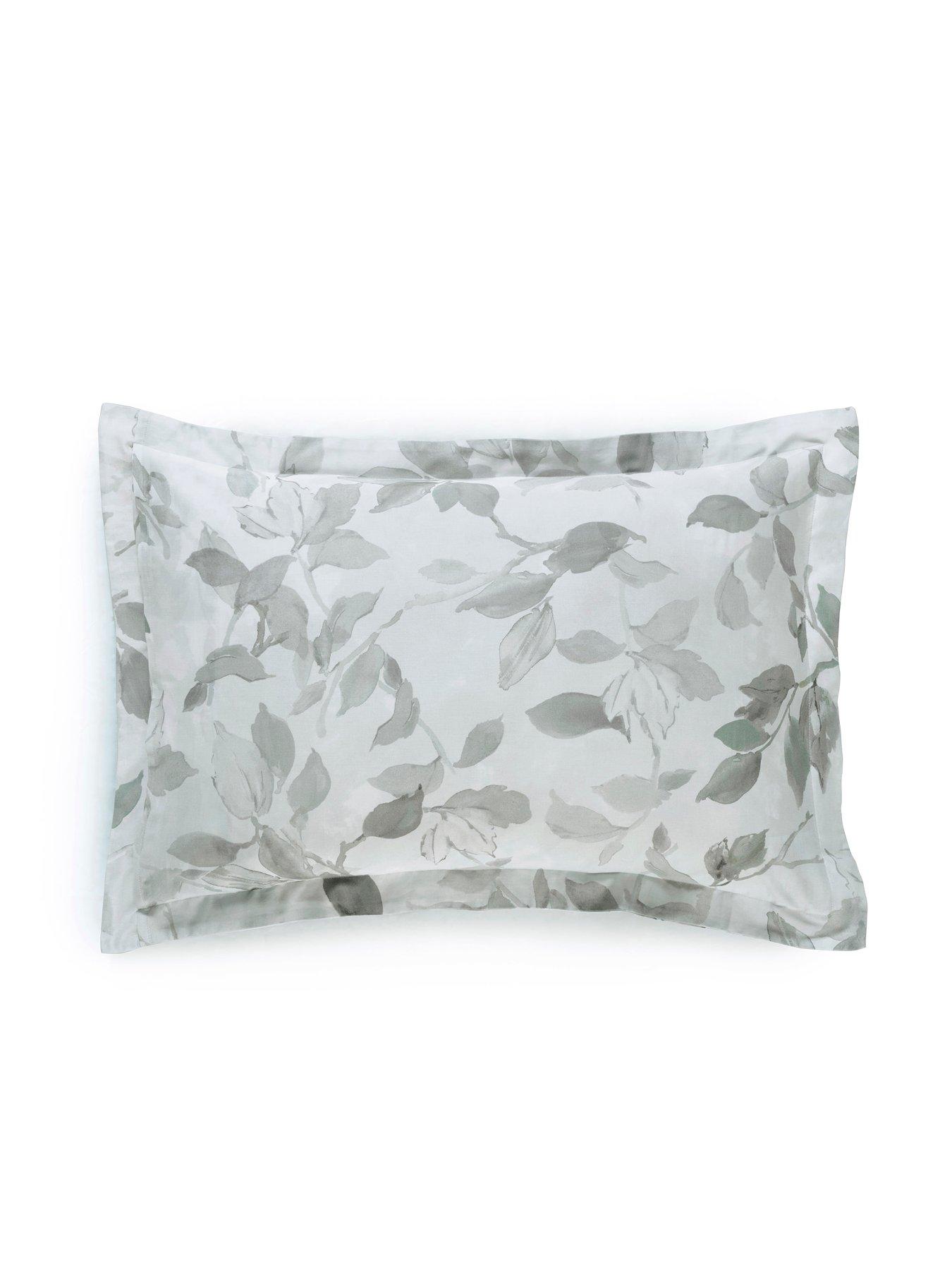 Image 5 of 6 of Designers Guild Fleur Blanche 100% Cotton Sateen Platinum Quilt Set