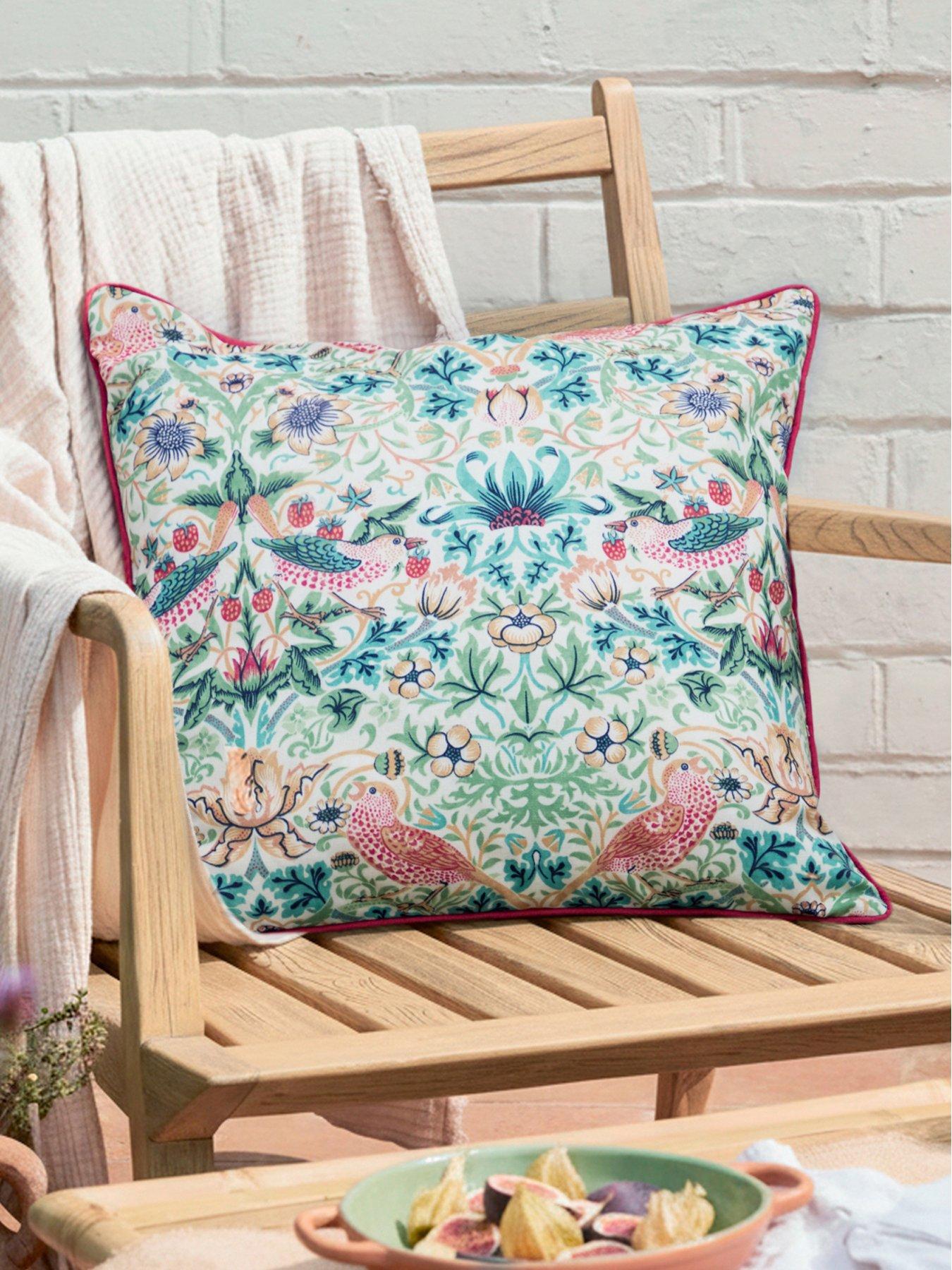 Morris & Co Strawberry Thief 50x50 Outdoor Polyester Cushion Coral/leaf Green