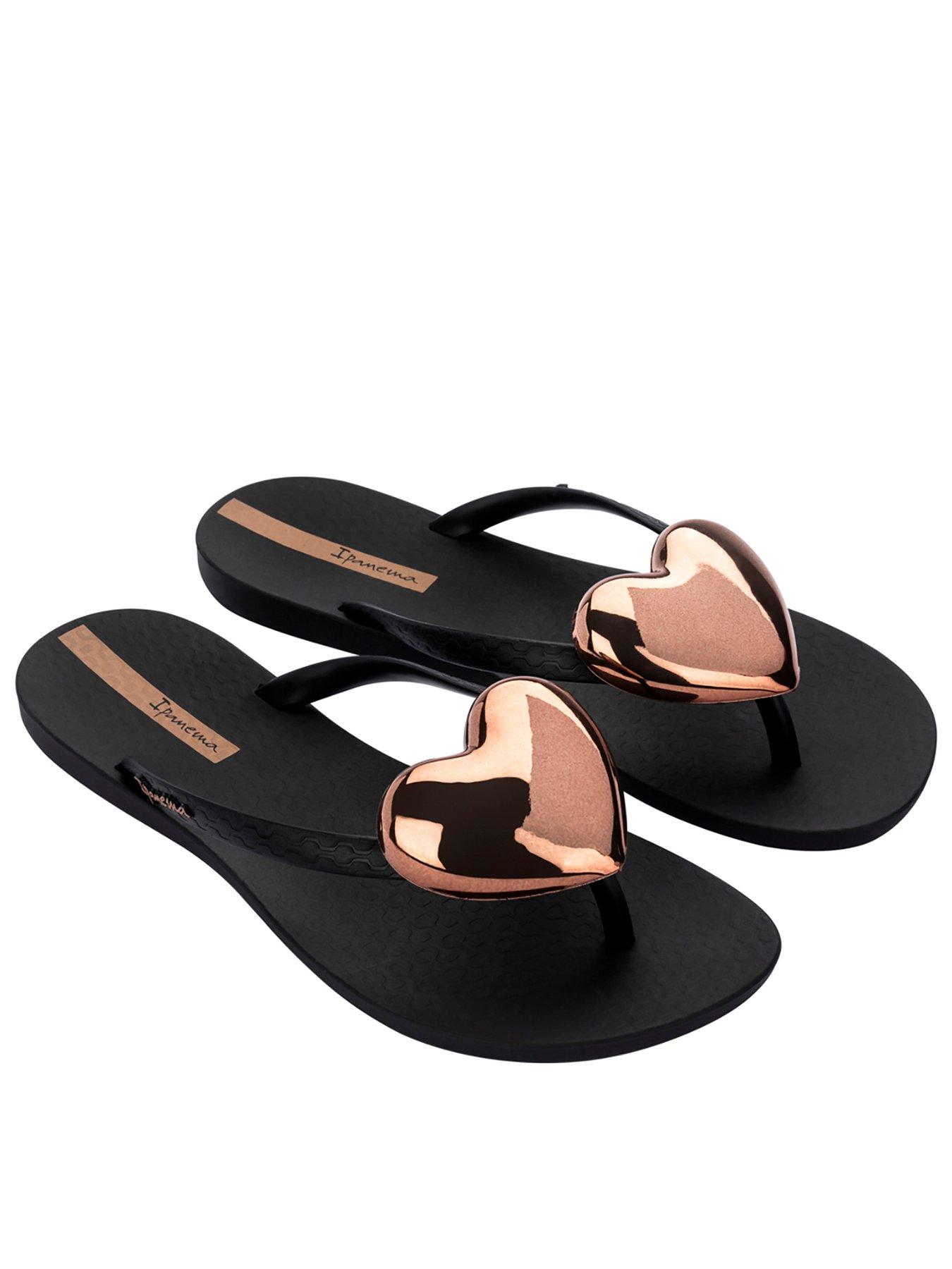 ipanema-maxi-fashion-heart-hardware-flip-flop-black