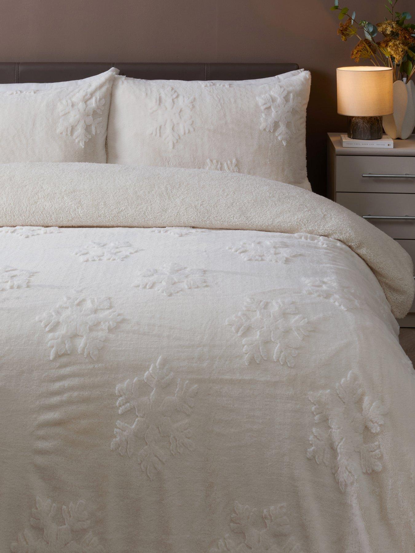 Image 3 of 6 of The Very Collection Snowflake Faux Fur Duvet Set - White