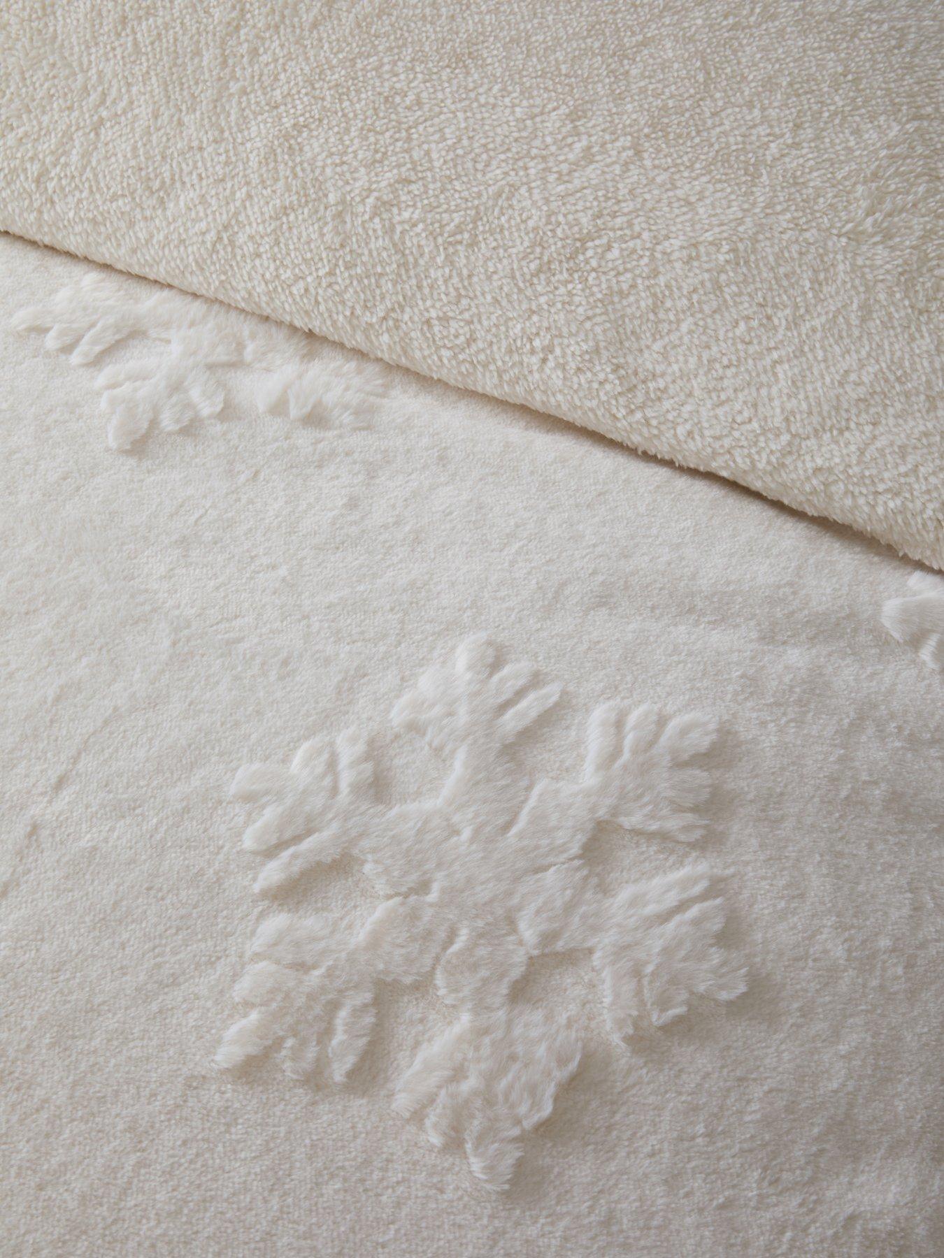 Image 4 of 6 of The Very Collection Snowflake Faux Fur Duvet Set - White