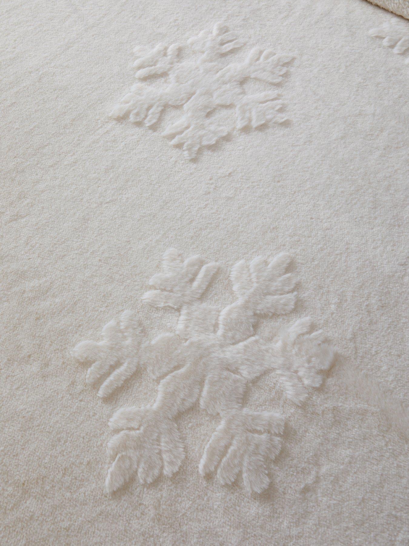 Image 5 of 6 of The Very Collection Snowflake Faux Fur Duvet Set - White