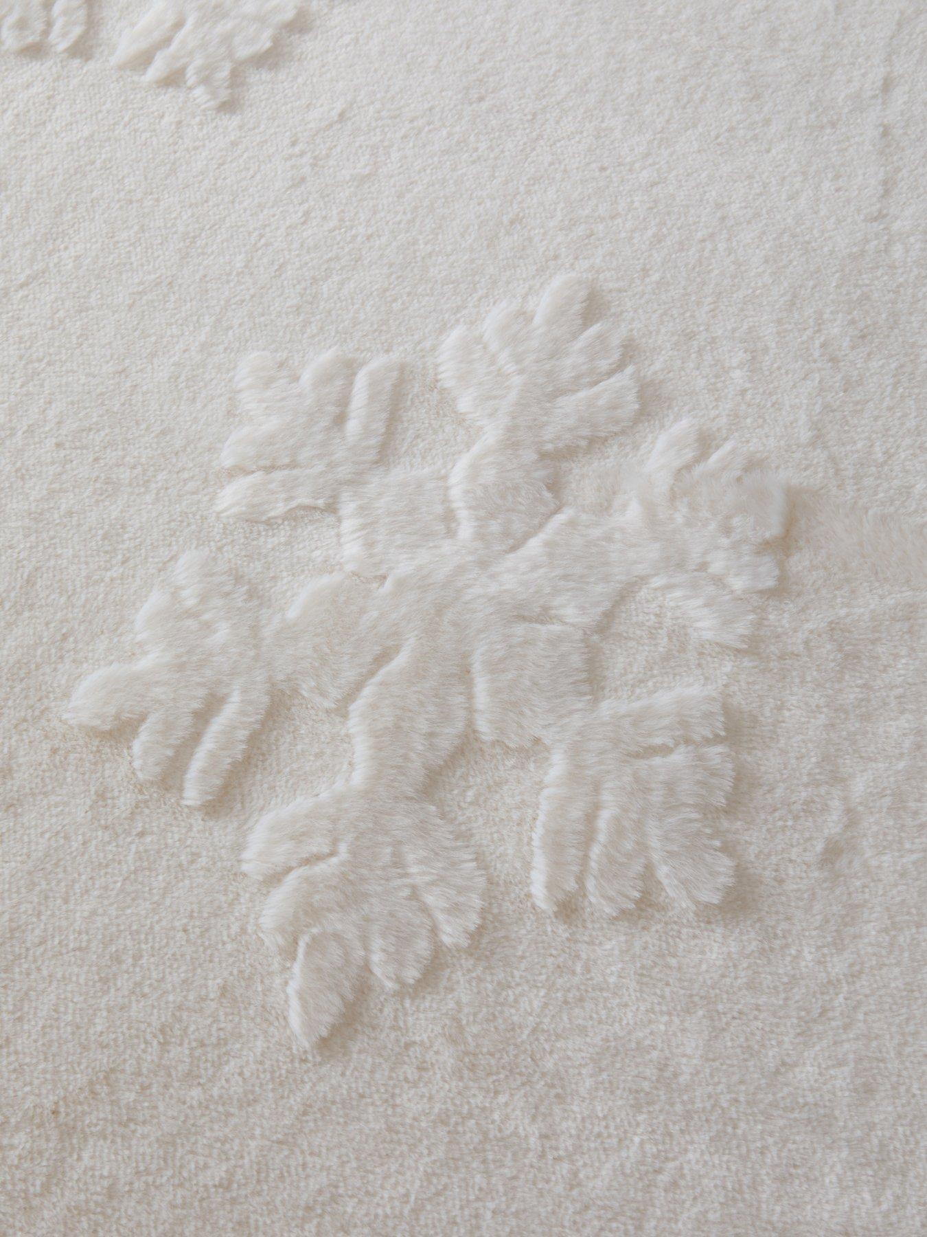 Image 6 of 6 of The Very Collection Snowflake Faux Fur Duvet Set - White