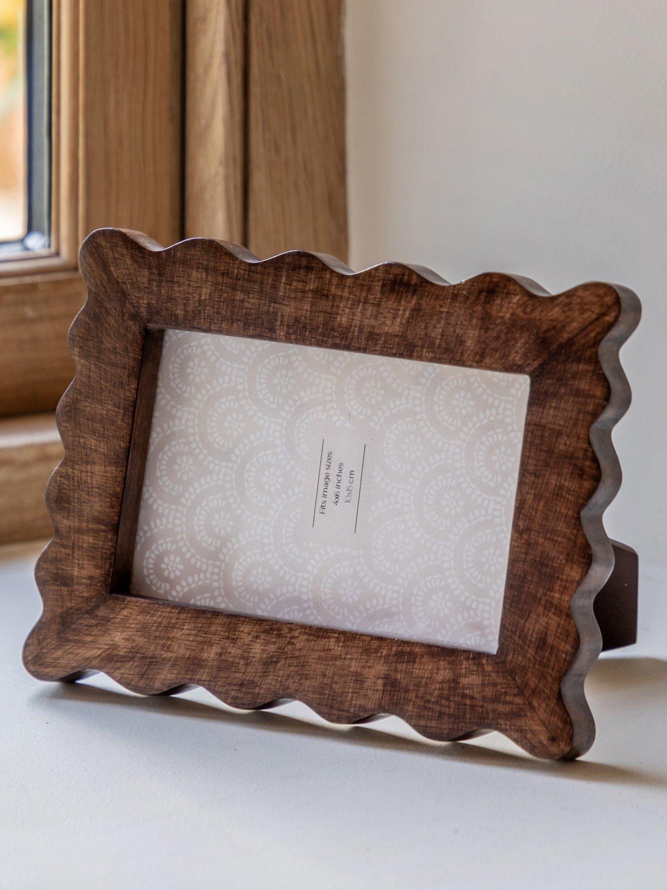 Gallery Direct 4x6 Mango Wood Scallop Photo Frame