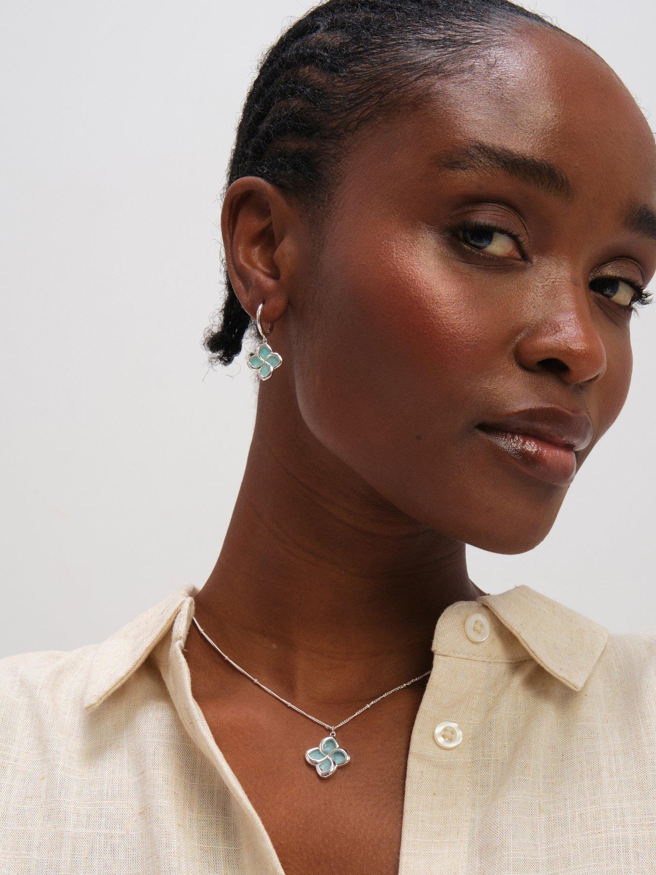 stillFront image of inicio-turquoise-clover-huggie-hoops