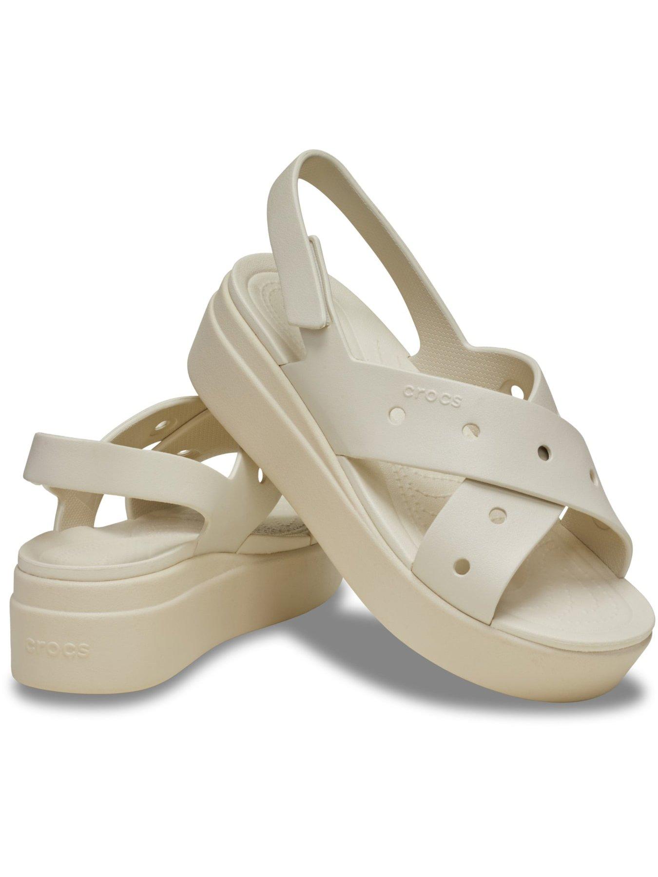  image of crocs-brooklyn-4u-cross-strap