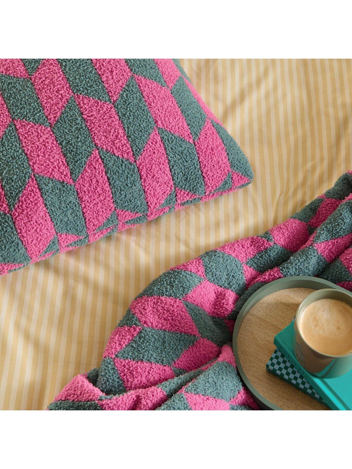  image of furn-olsen-45x45-polyester-cushion-retro-pink