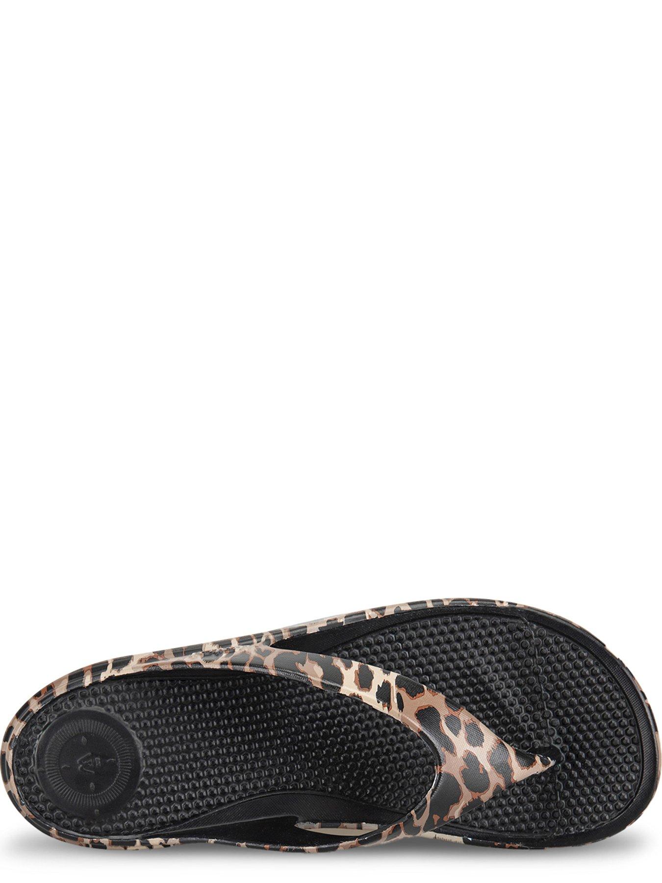  image of totes-solbounce-ladies-toe-post-animal-print