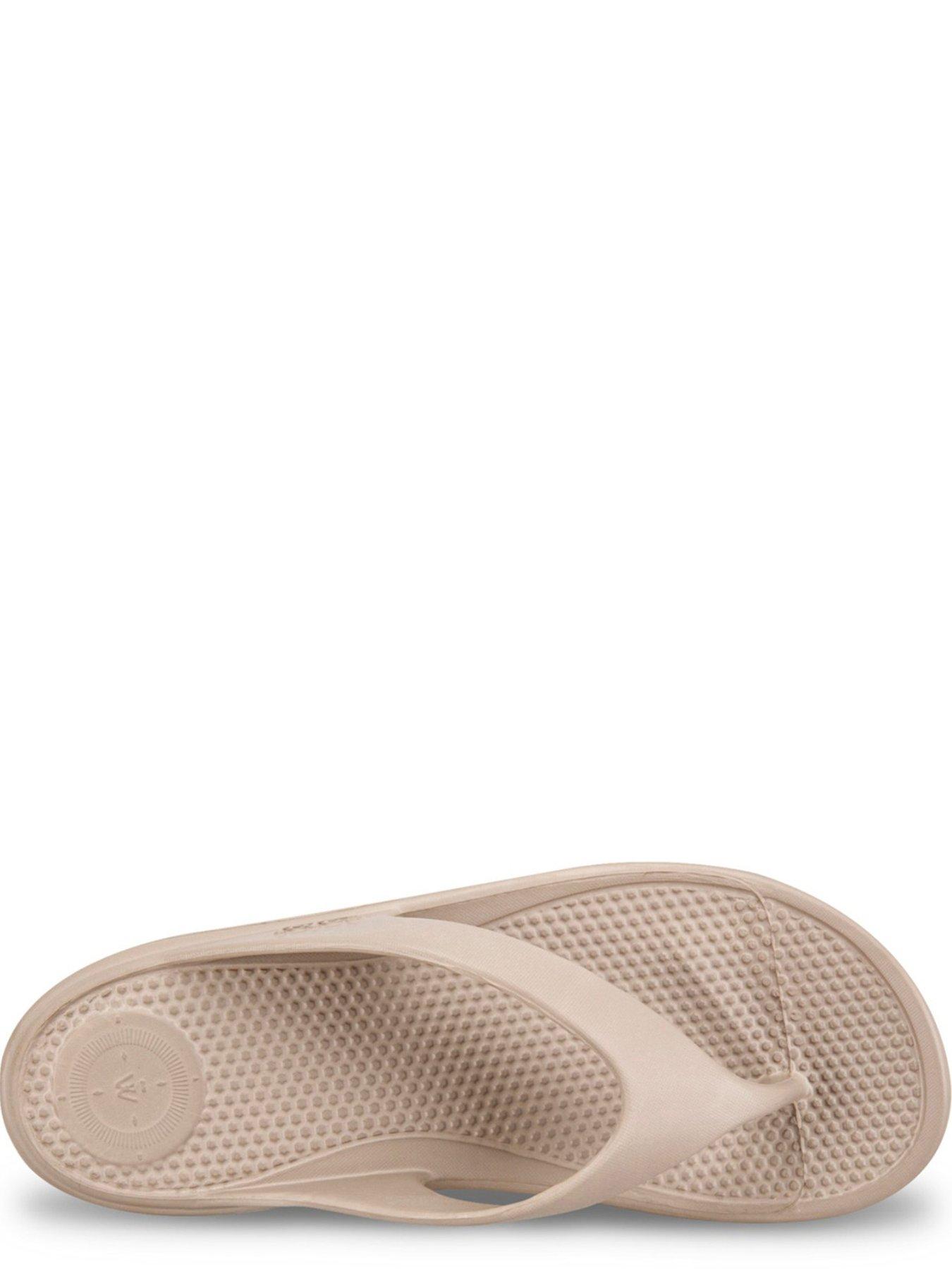  image of totes-solbounce-ladies-toe-post-taupe