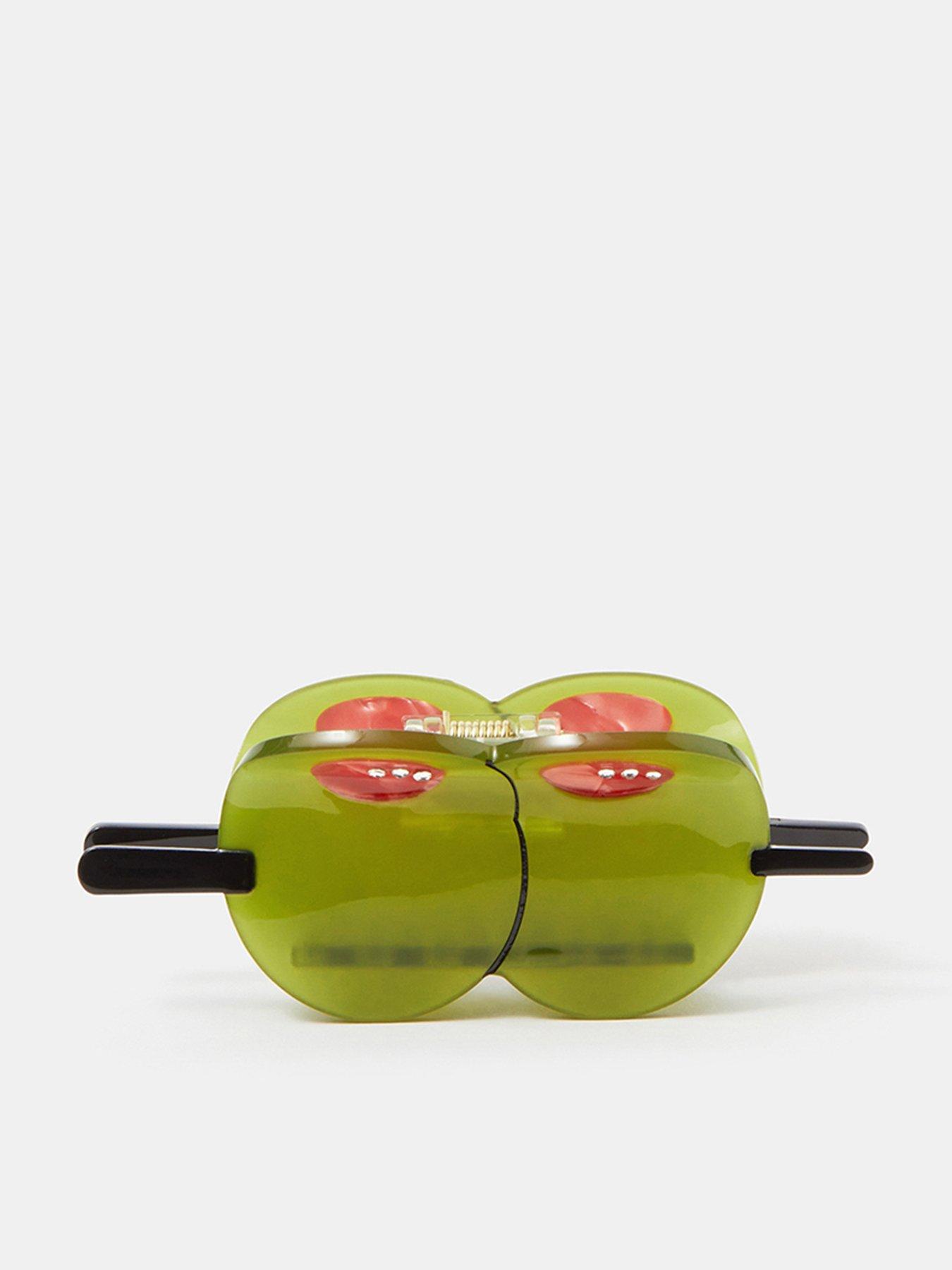 front image of accessorize-martini-olive-claw-clip