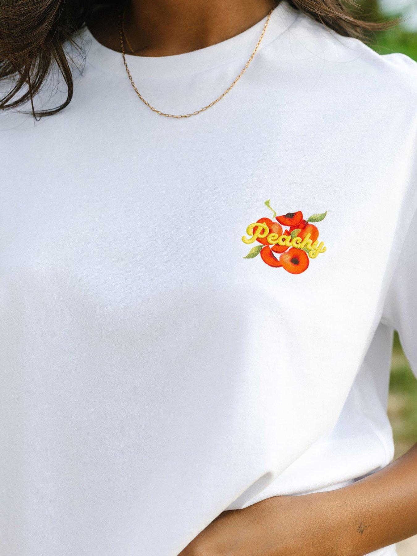 Image 3 of 4 of CHELSEA PEERS Oversized Graphic T-Shirt &nbsp;- White