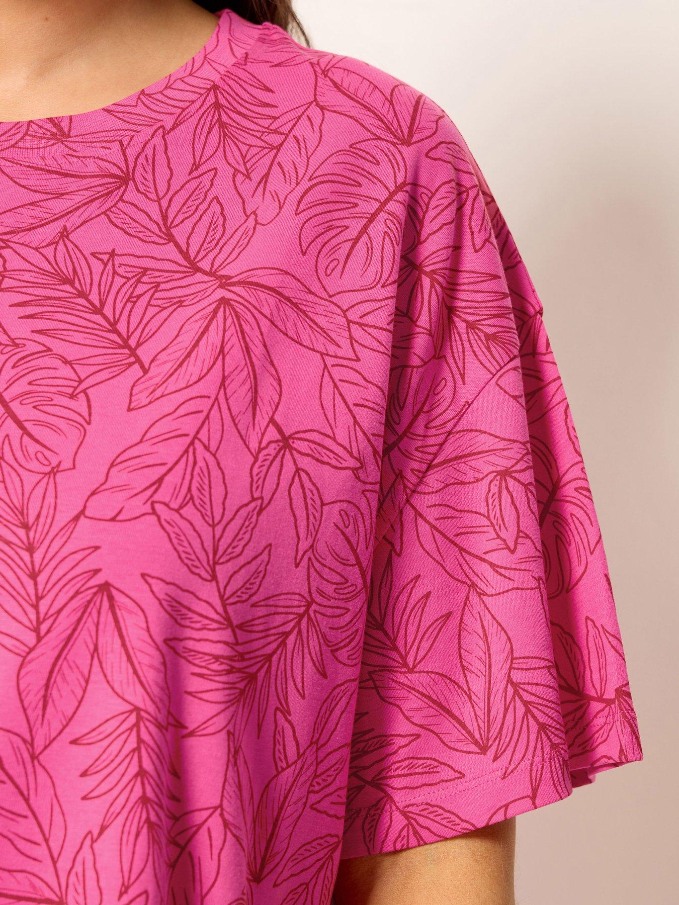Image 4 of 5 of Yours Curve Leaf Print Boxy T-Shirt - Pink