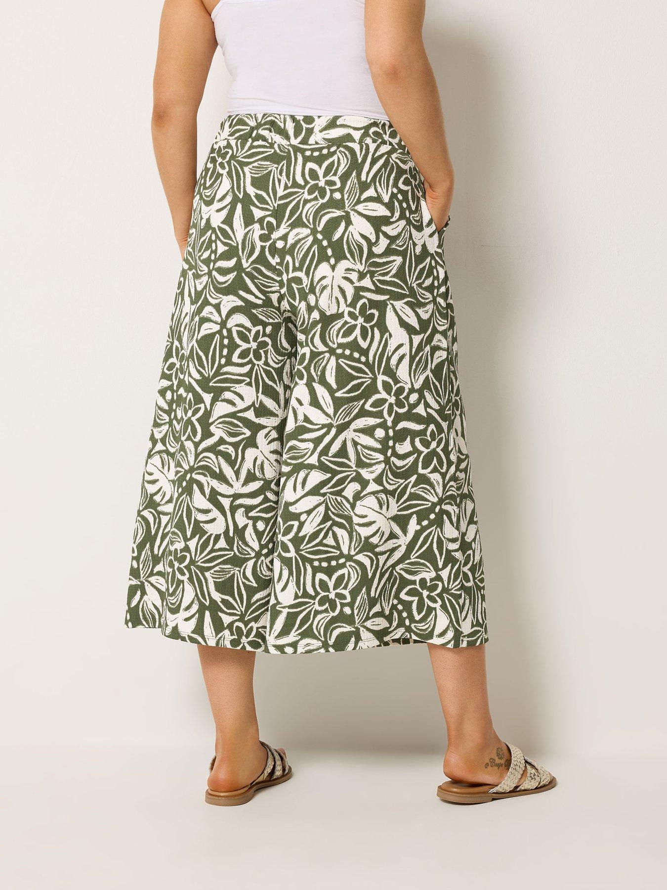 Image 2 of 5 of Yours Curve Leaf Print Jersey Culotte - Green