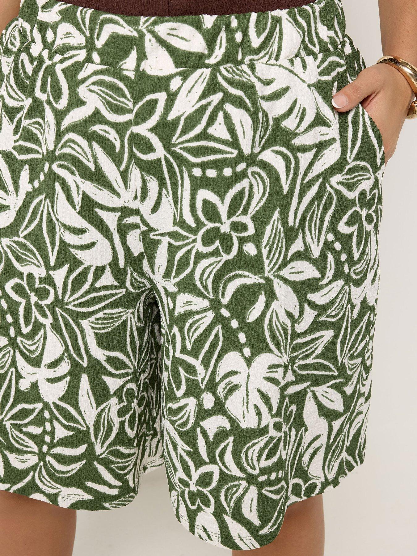 Image 4 of 5 of Yours Curve Pull On Jersey Leaf Print Shorts - Green