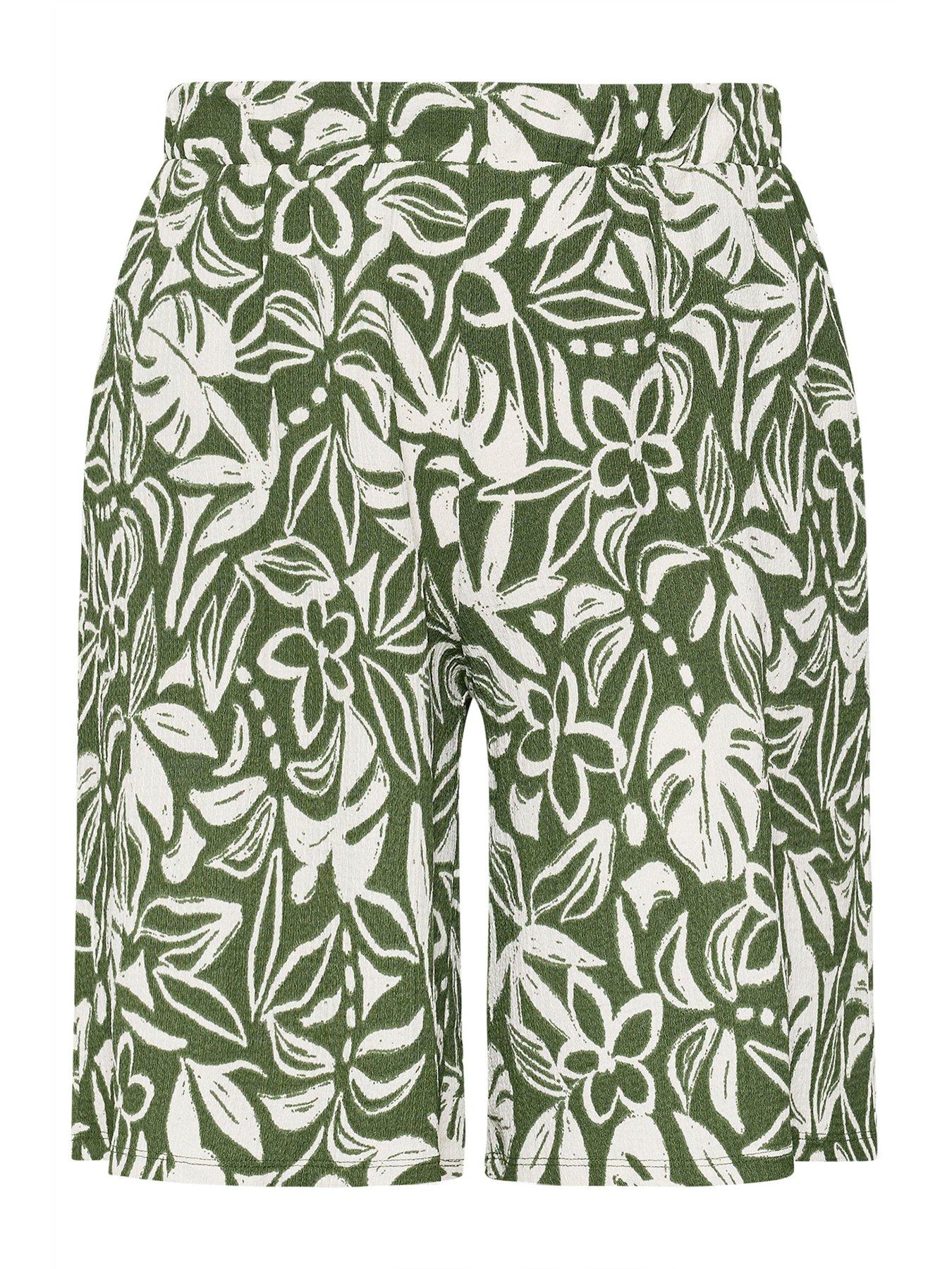 Image 5 of 5 of Yours Curve Pull On Jersey Leaf Print Shorts - Green