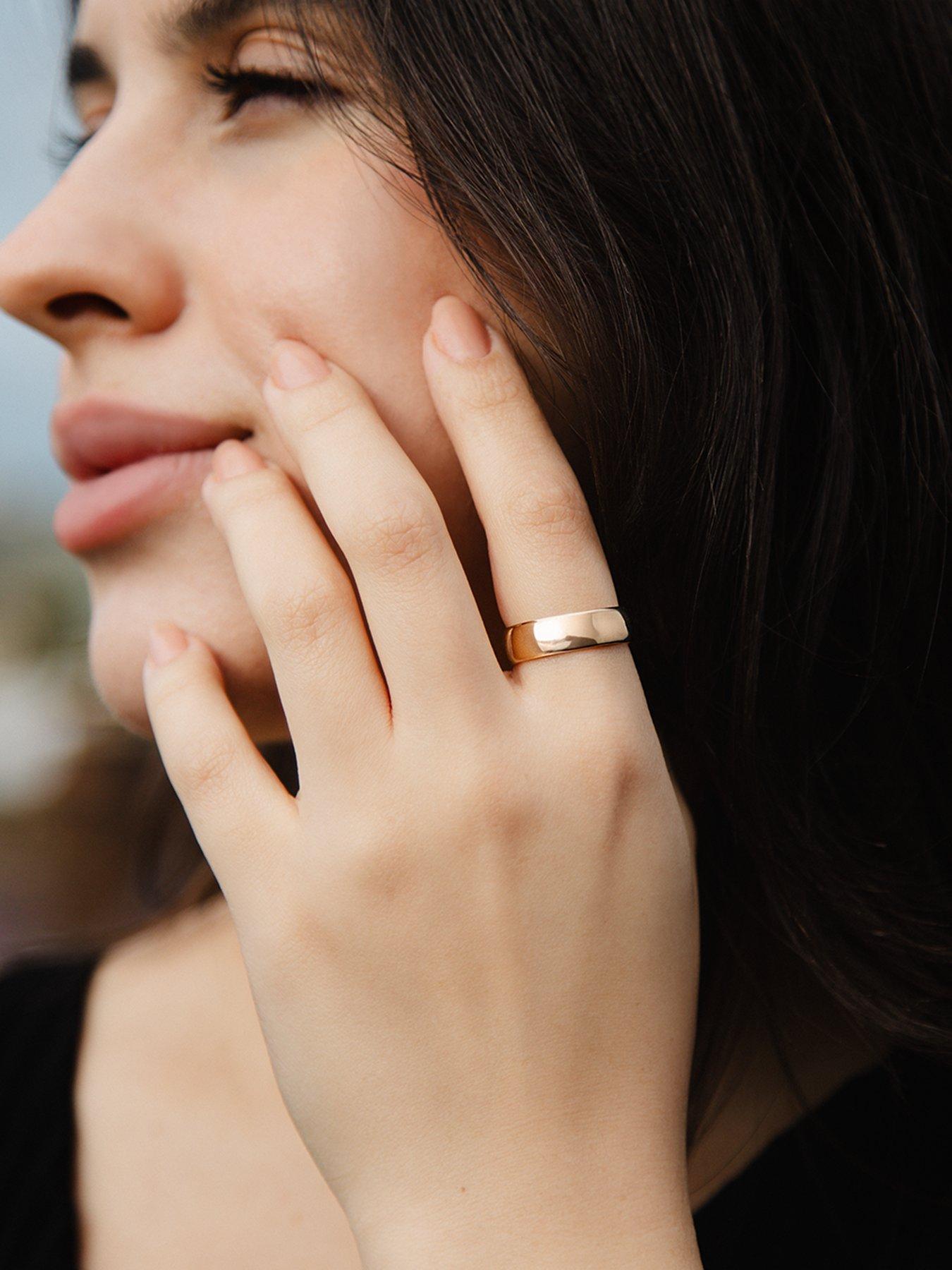 Image 4 of 5 of The Love Collection 9ct Yellow Gold 6mm Comfort Fit Plain Wedding Band Ring