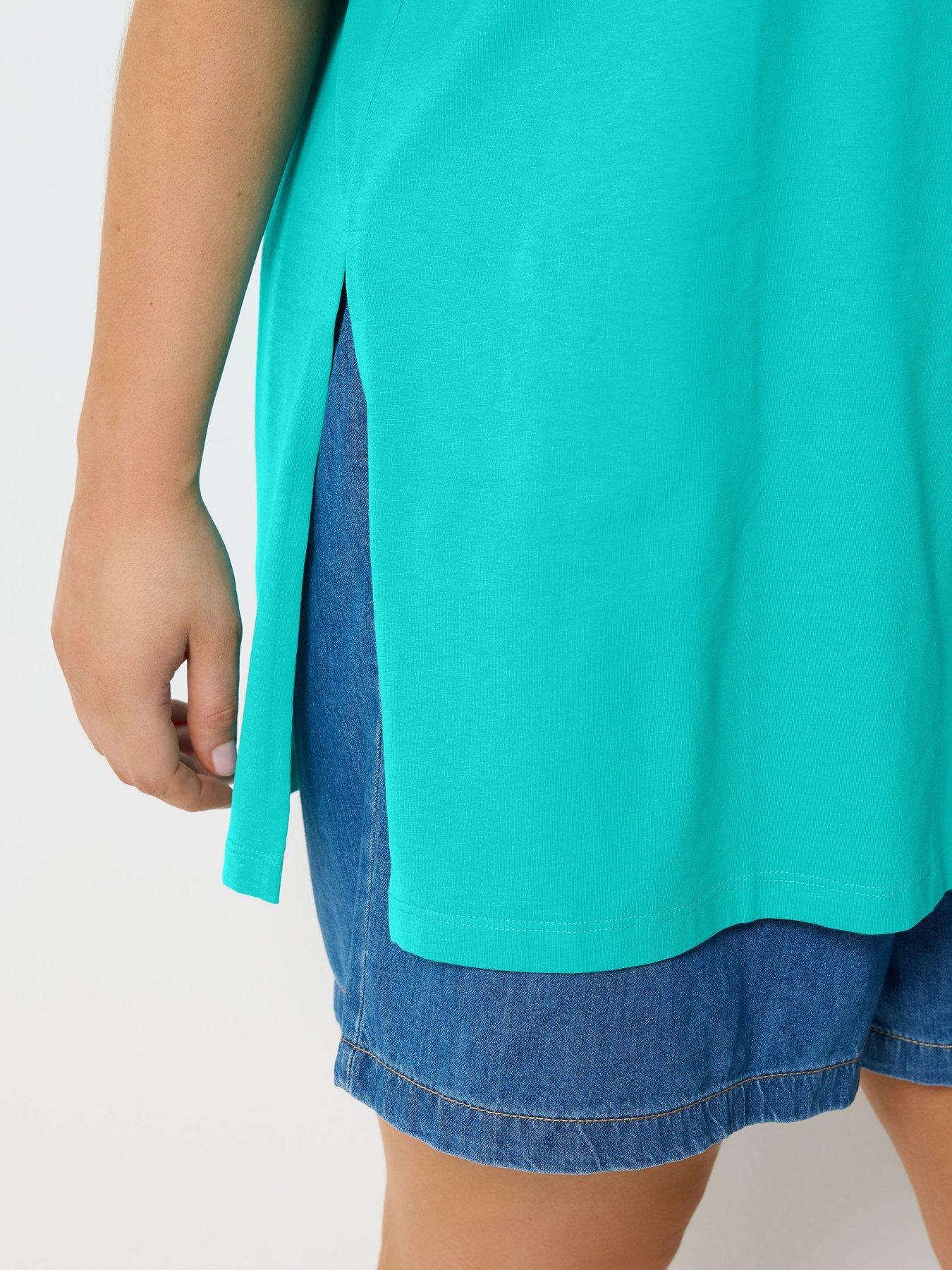 Image 4 of 5 of Yours Curve Relaxed Side Split Longline T-Shirt - Blue