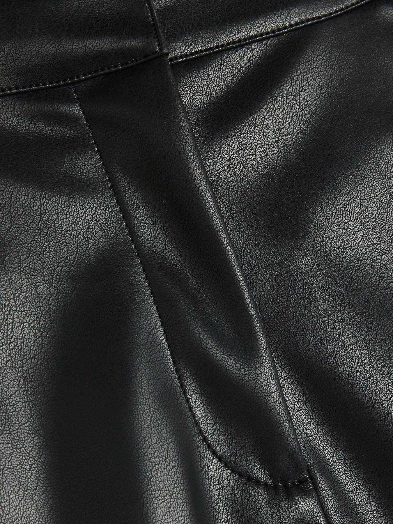 Image 6 of 6 of River Island Clean Elasticated Runner Short