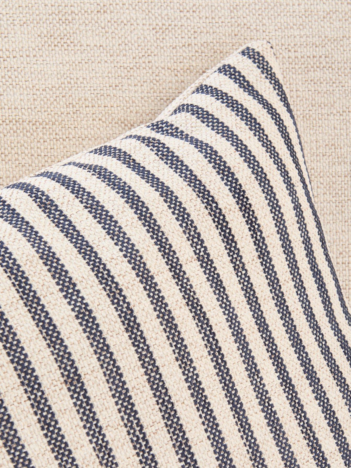 Image 7 of 7 of The Very Collection Bay Plain Snuggle Chair