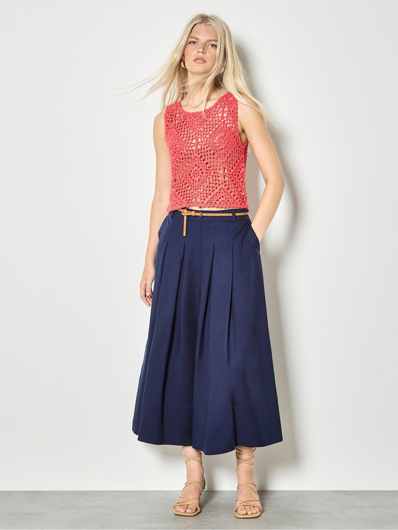 Image 3 of 4 of Apricot Diamond Hand Knit Crop Top - Red