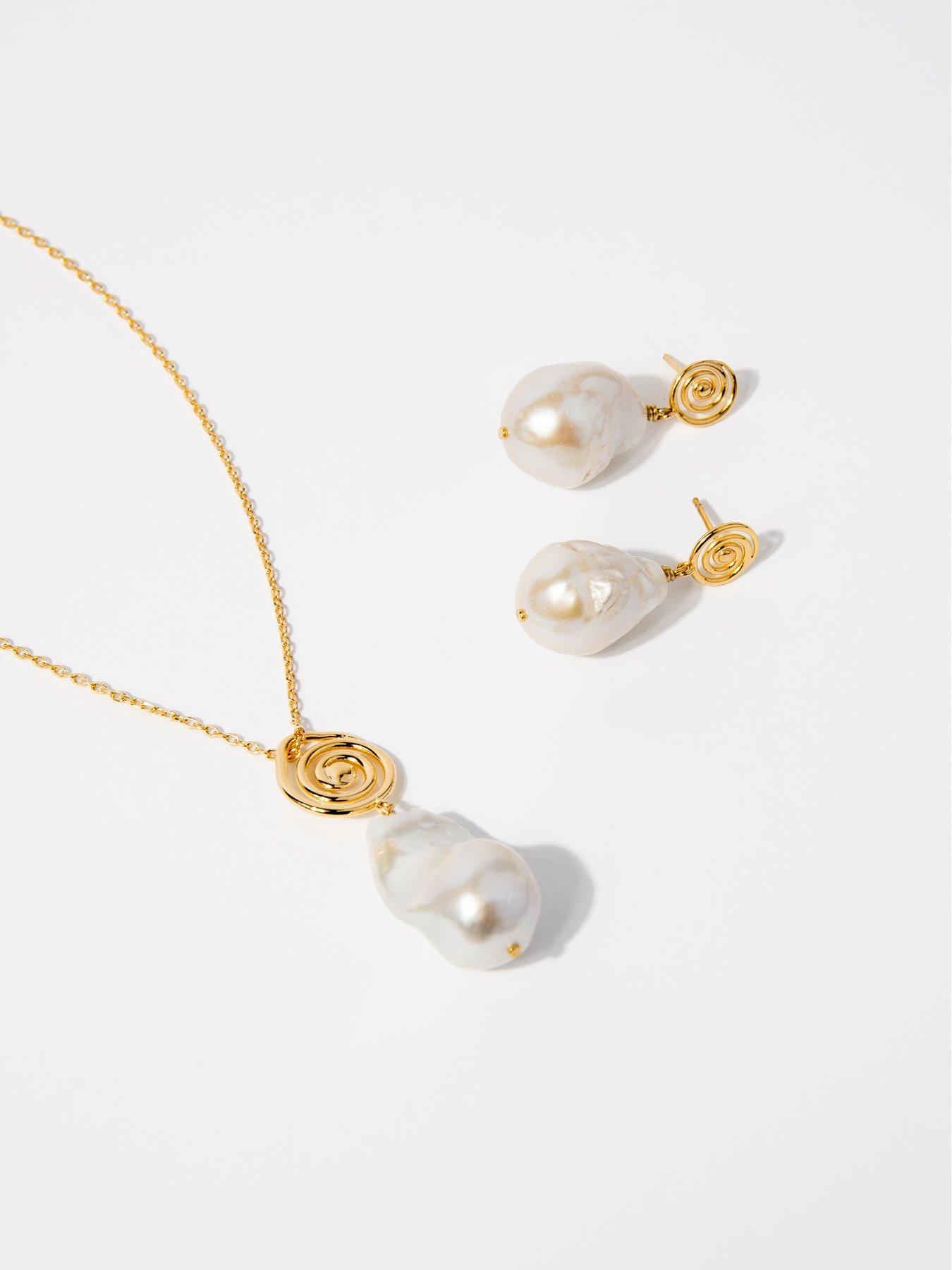 Image 4 of 4 of The Edit HS The Edit MOLTEN 18ct Yellow Gold Plated Sterling Silver Moulded Swirl Baroque Pearl Pendant Necklace