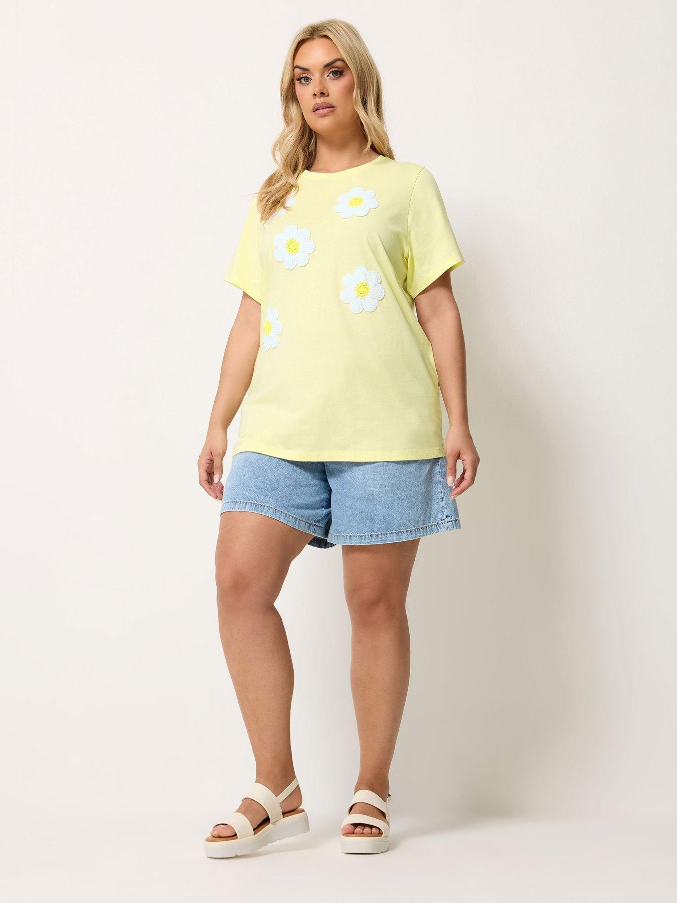 Image 3 of 5 of Yours Curve Applique Daisy Print T-Shirt - Yellow