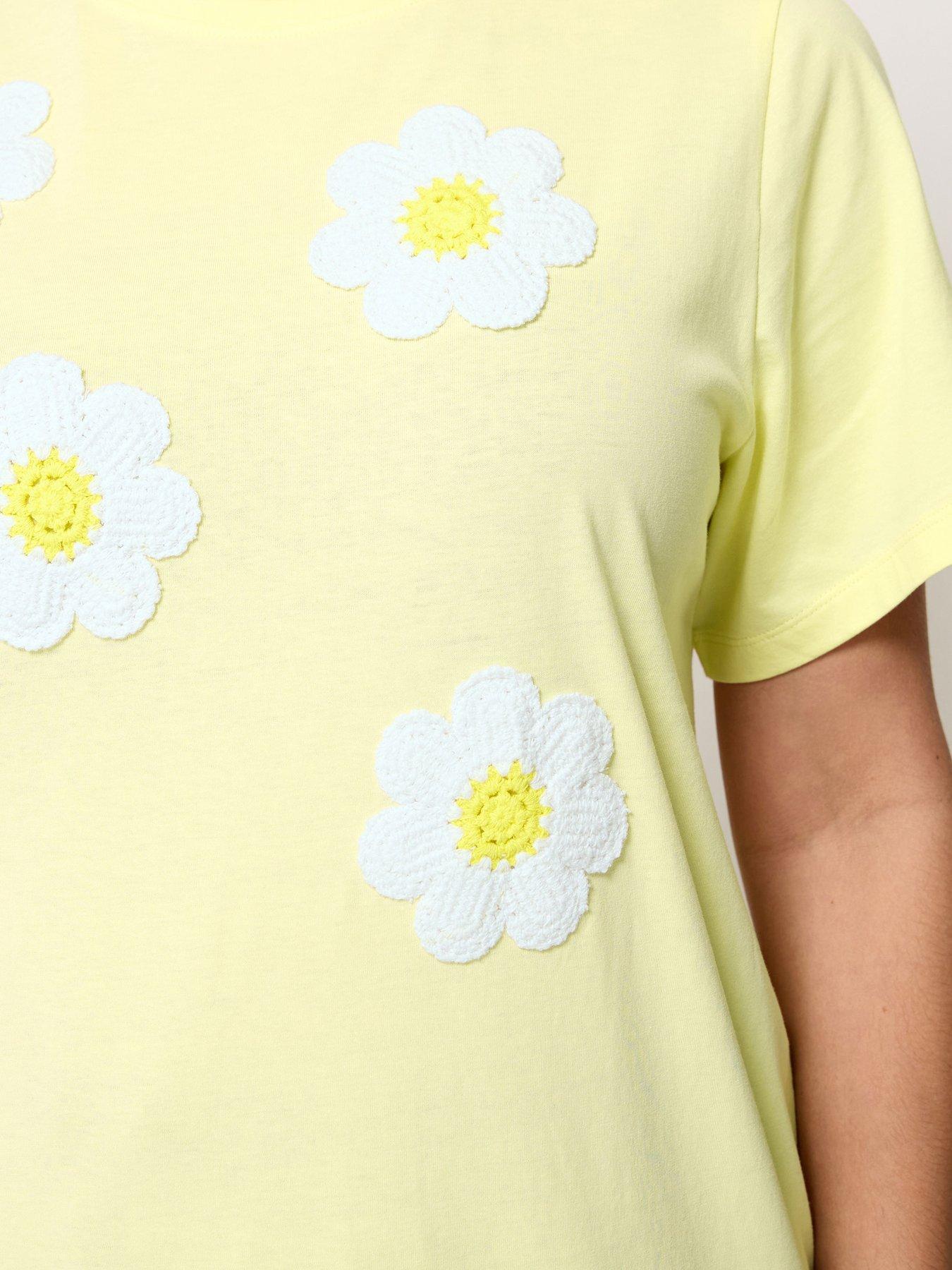 Image 4 of 5 of Yours Curve Applique Daisy Print T-Shirt - Yellow