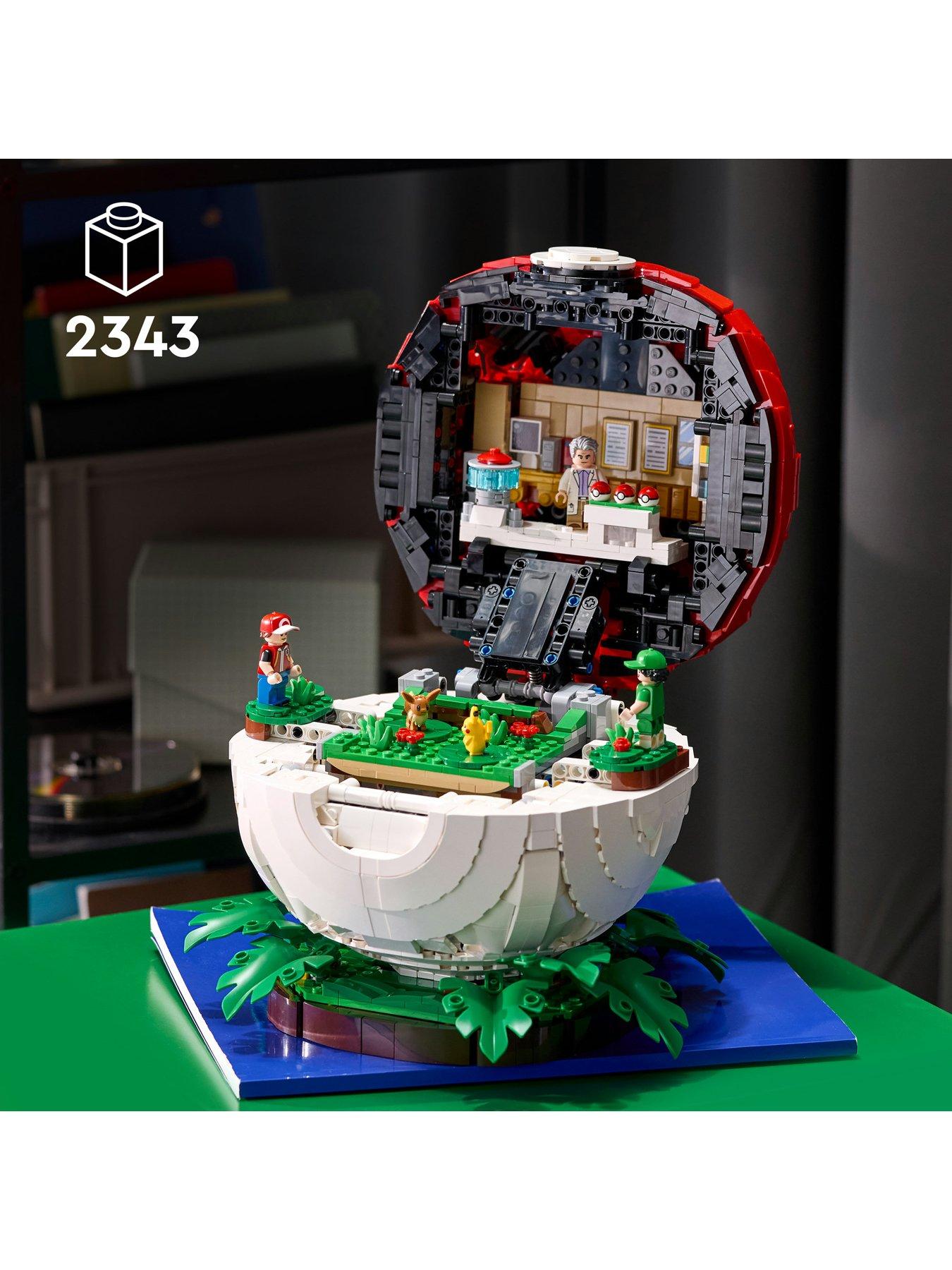 Image 2 of 8 of LEGO Iconic Trainer Moments Pok&eacute; Ball Decor 72154