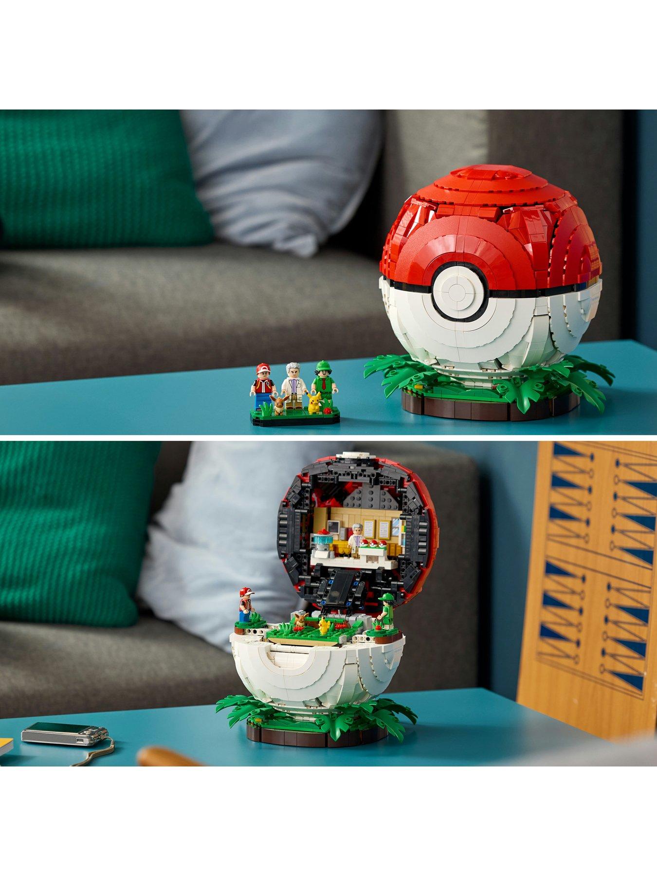 Image 3 of 8 of LEGO Iconic Trainer Moments Pok&eacute; Ball Decor 72154