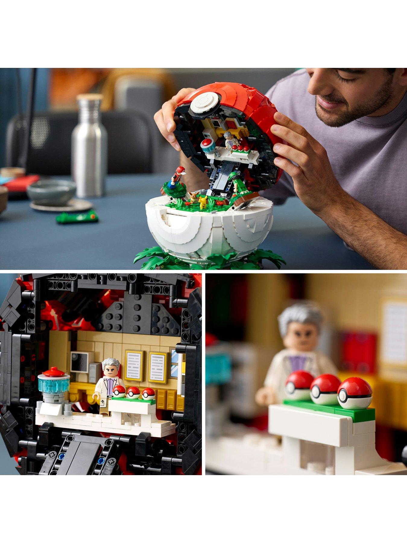 Image 4 of 8 of LEGO Iconic Trainer Moments Pok&eacute; Ball Decor 72154