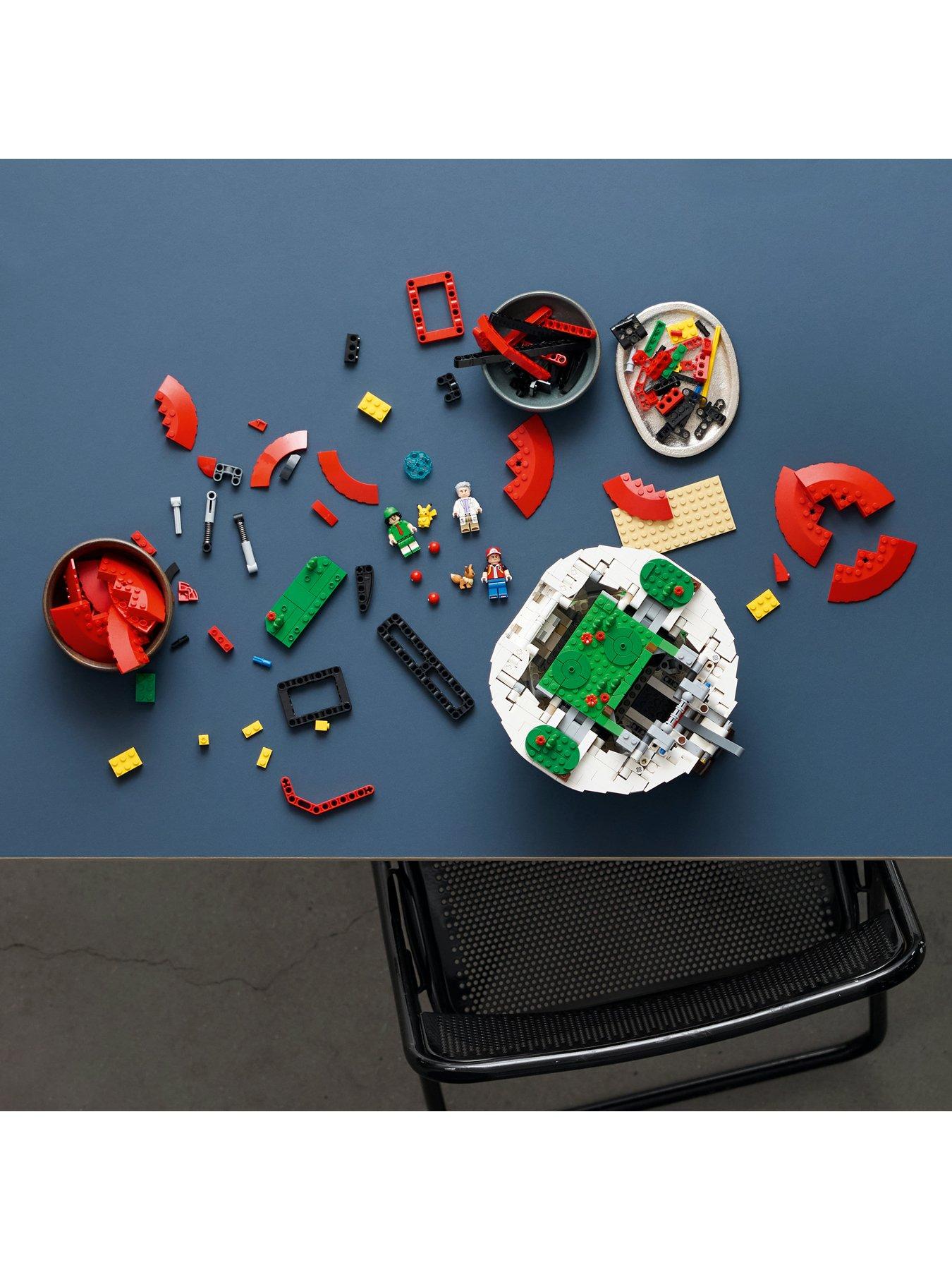 Image 5 of 8 of LEGO Iconic Trainer Moments Pok&eacute; Ball Decor 72154