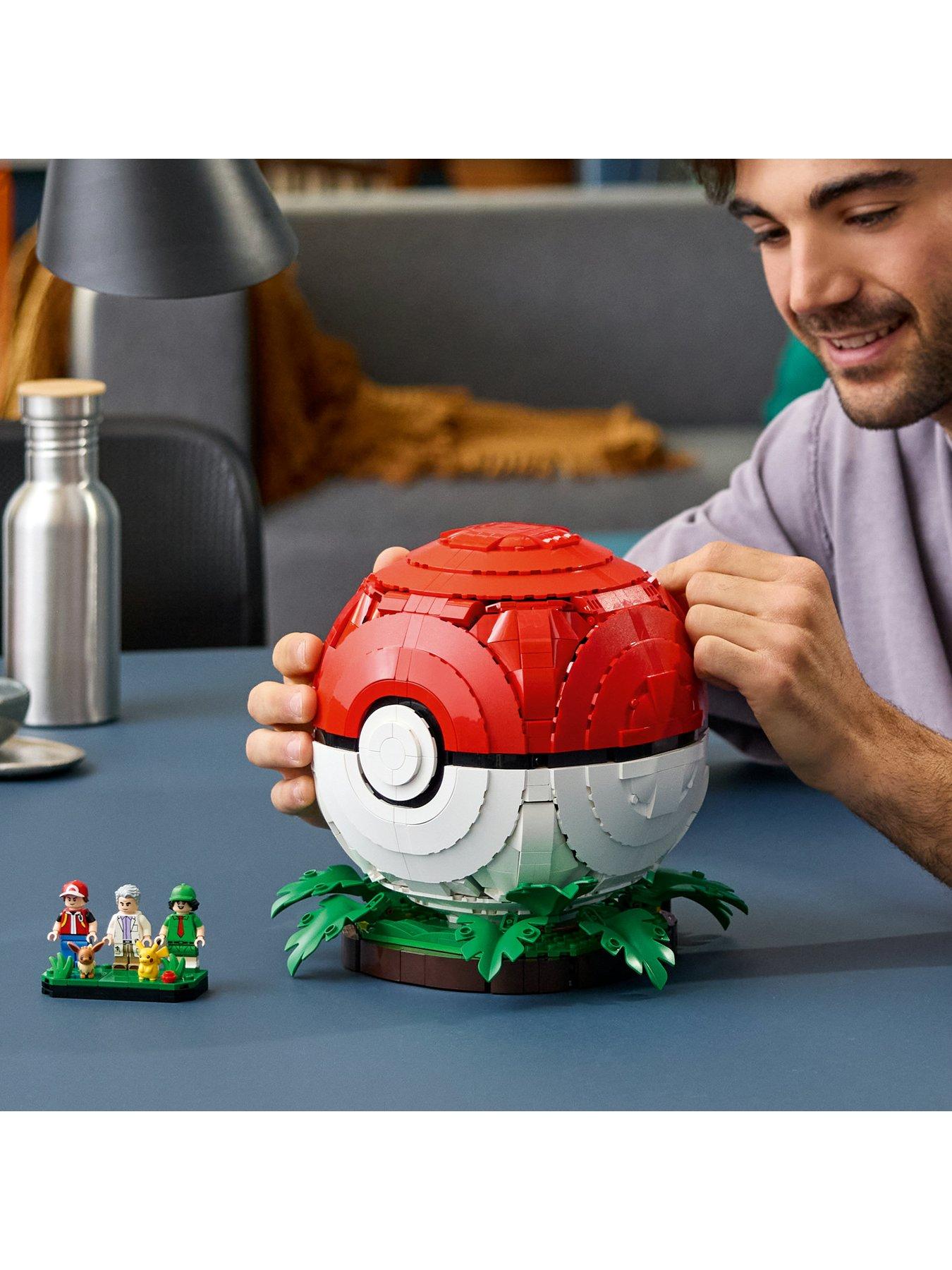 Image 6 of 8 of LEGO Iconic Trainer Moments Pok&eacute; Ball Decor 72154