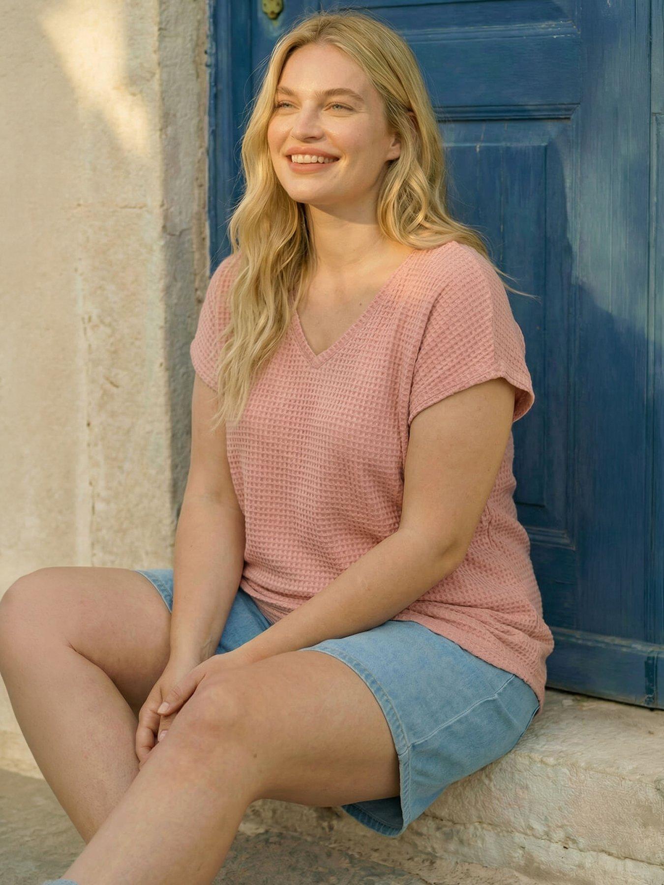 Roman Curve Textured V-neck Tunic Top