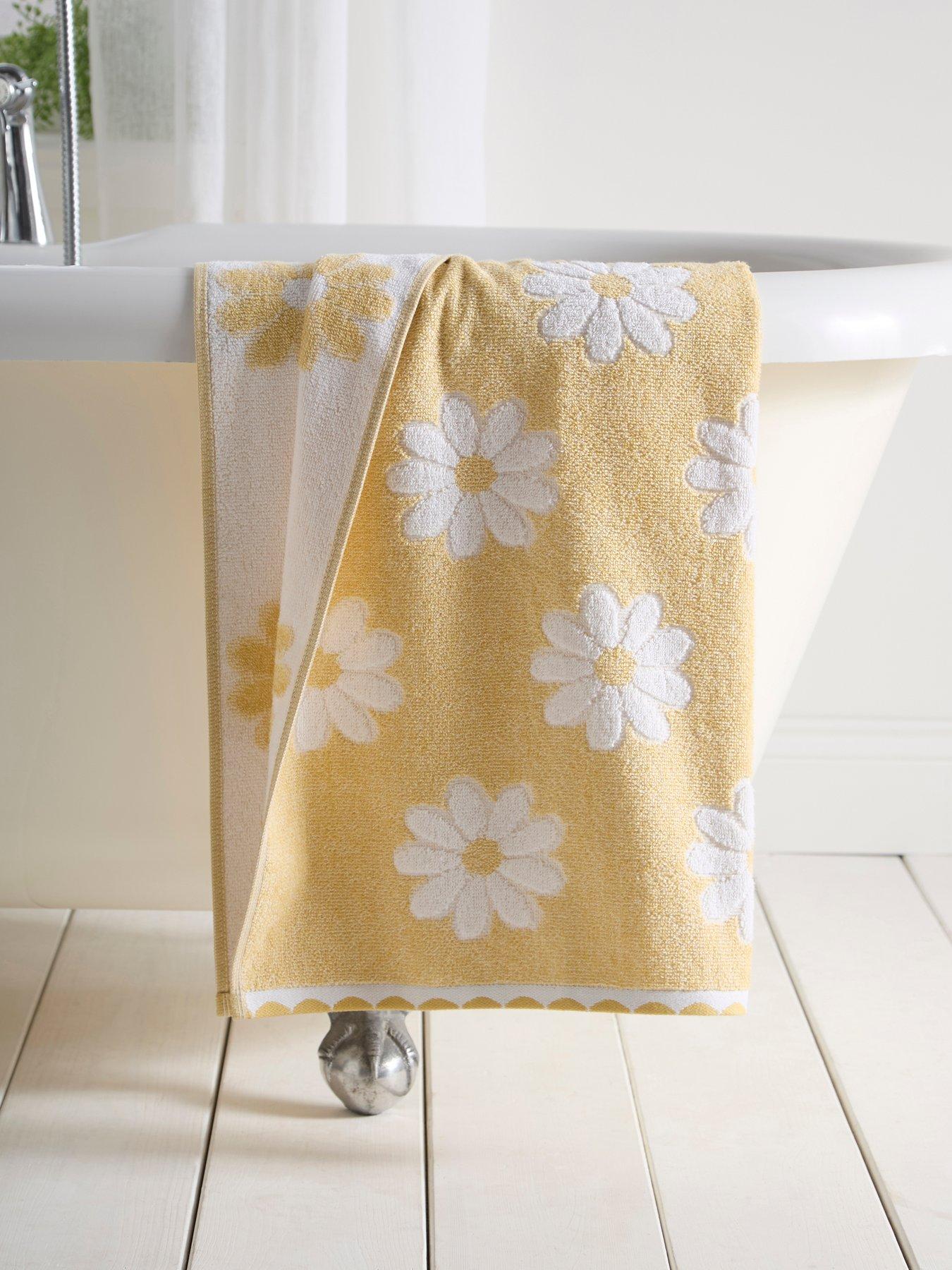 Dreams & Drapes Daisy Floral Towel Collection