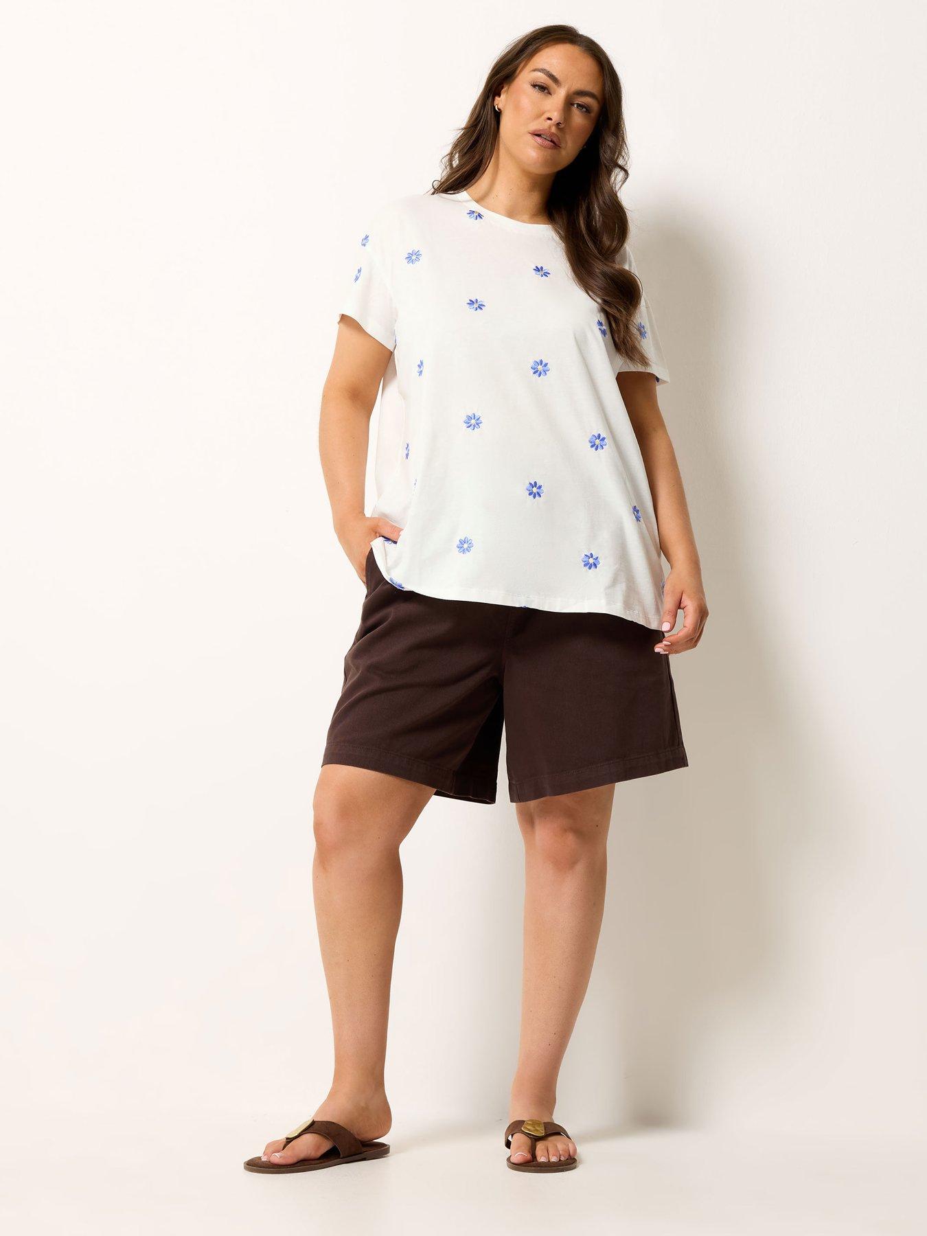 Image 3 of 4 of Yours Curve Embroidered Daisy Print T-Shirt - Cream