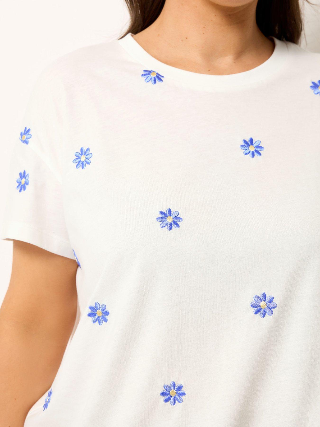 Image 4 of 4 of Yours Curve Embroidered Daisy Print T-Shirt - Cream