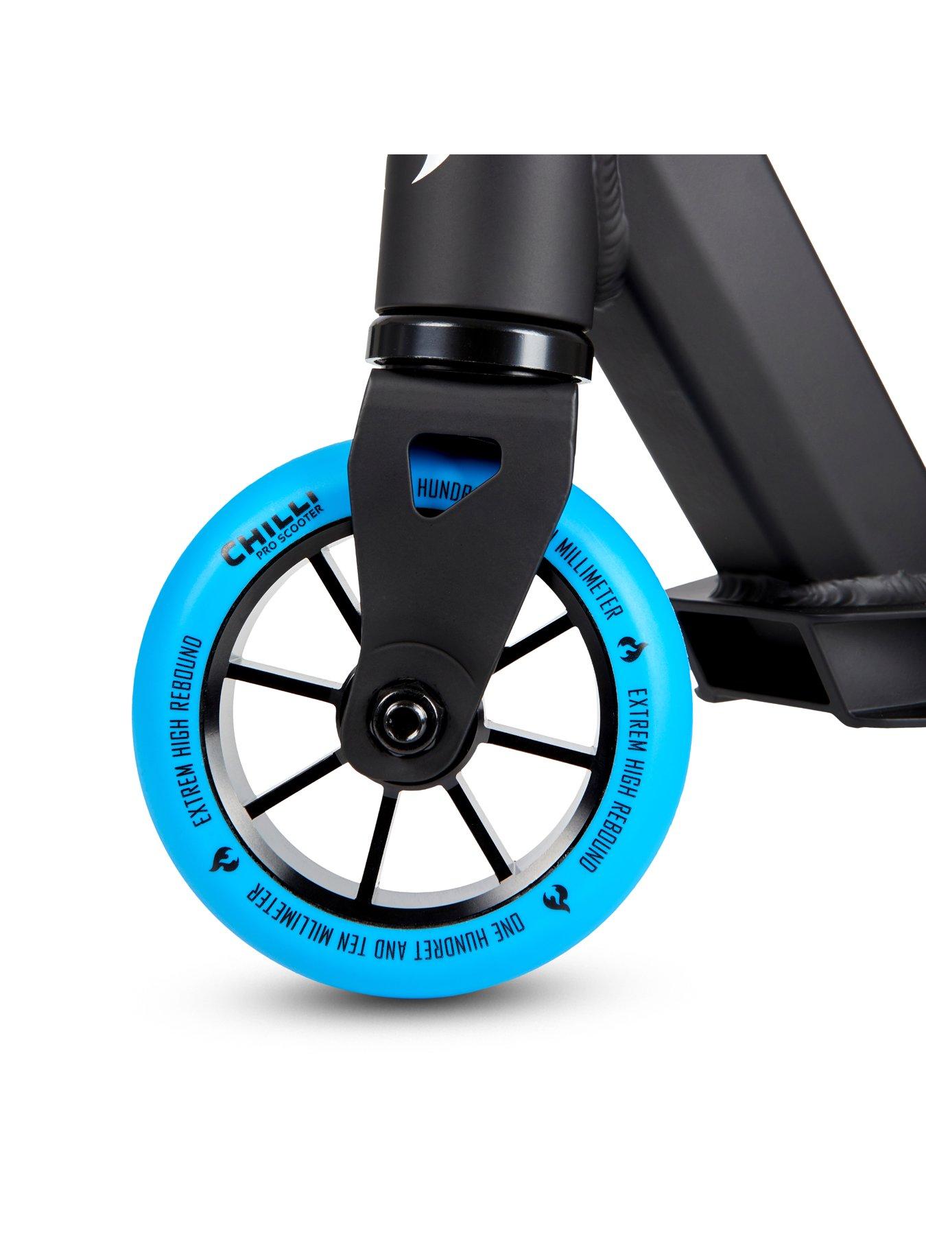 Image 5 of 7 of Micro Scooter Chilli Base Stunt Scooter: Blue