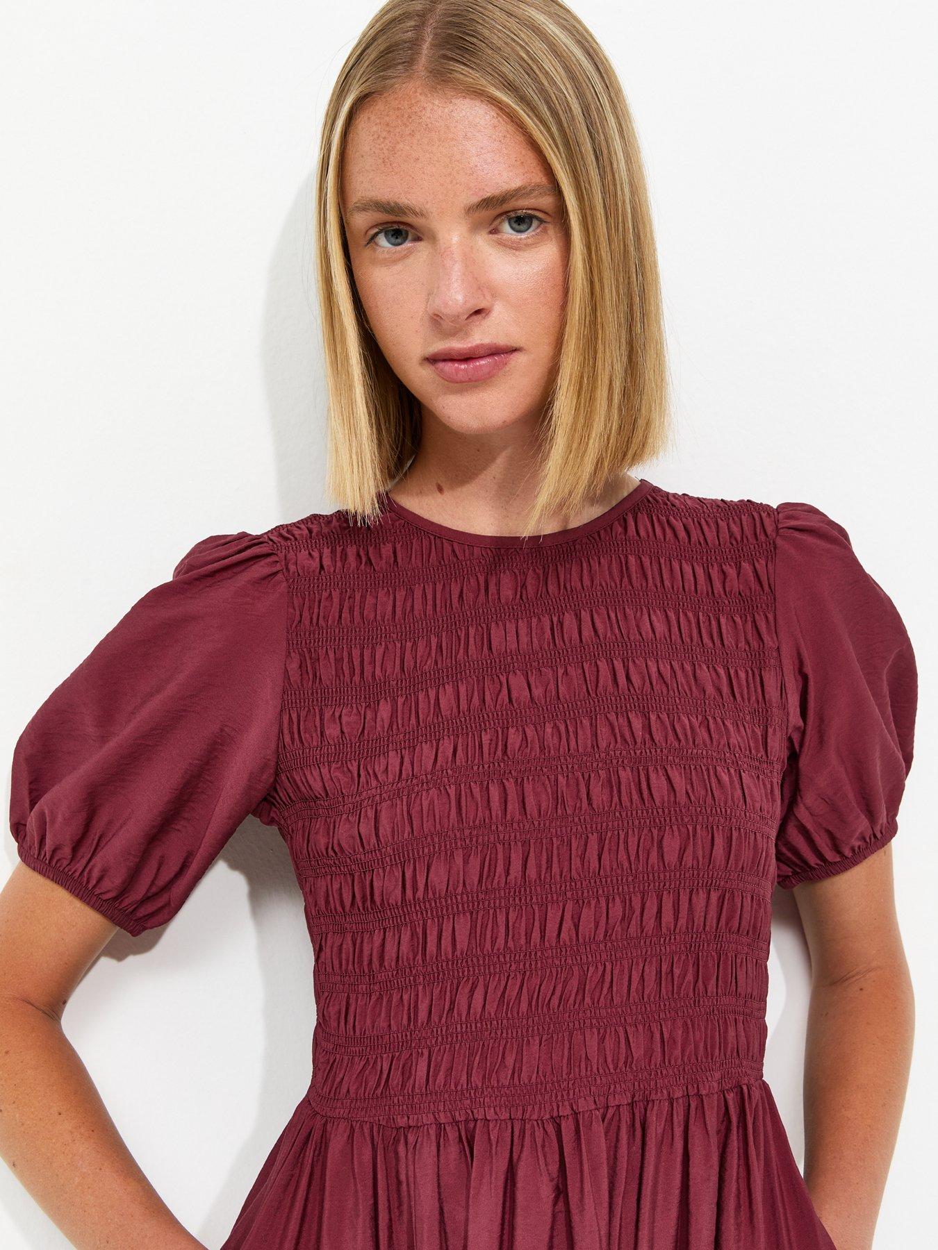 Image 4 of 6 of New Look Shirred Body Short Sleeve Midi Dress - Red
