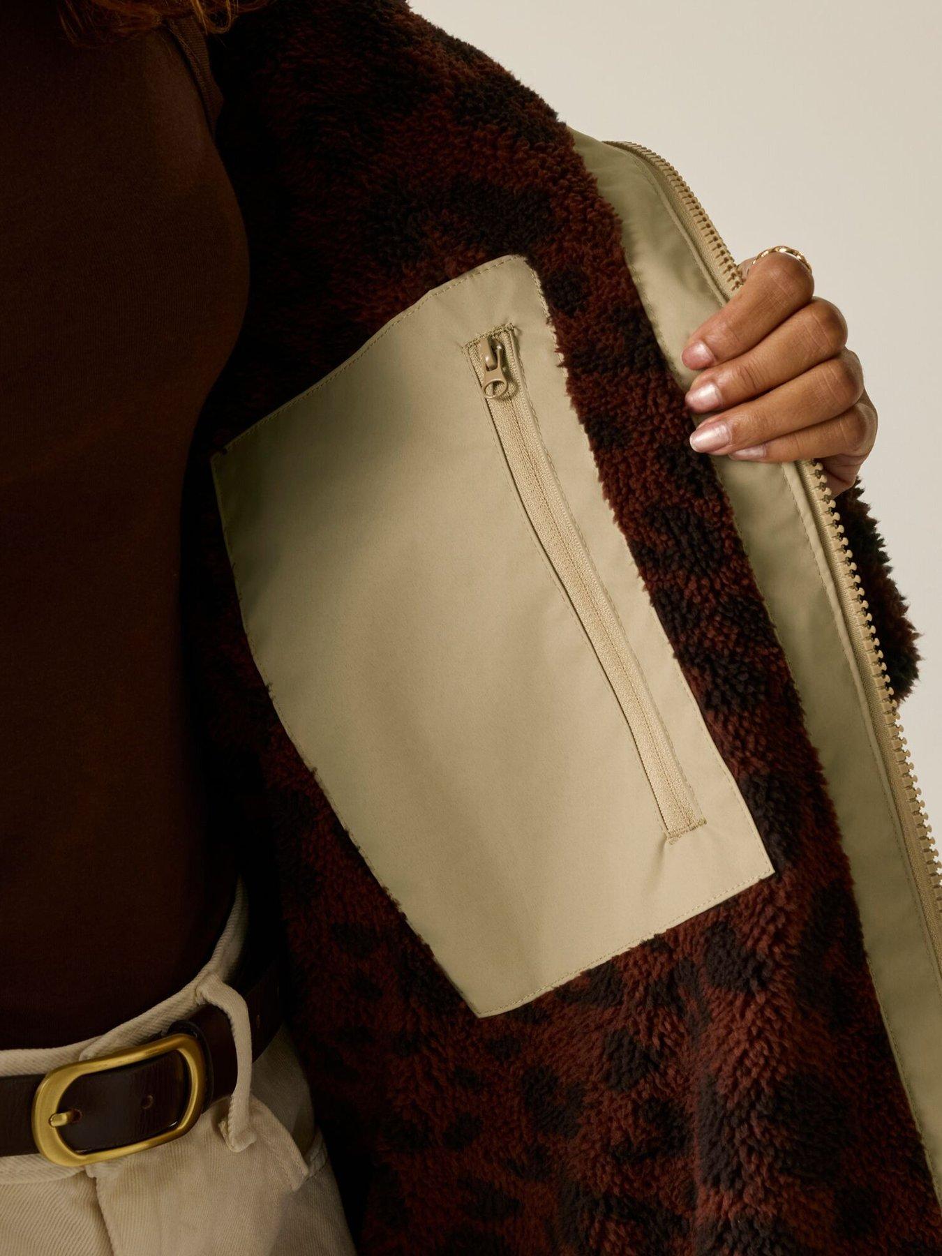 Image 6 of 7 of Regatta Adult Waterproof Changing Robe - Barleycorn (Dark Textured Leopard)