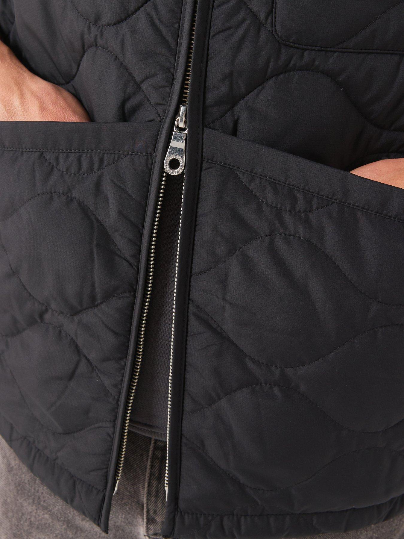 Image 4 of 6 of Lyle & Scott Lyle &amp; Scott Quilted Ripstop Gilet - Black
