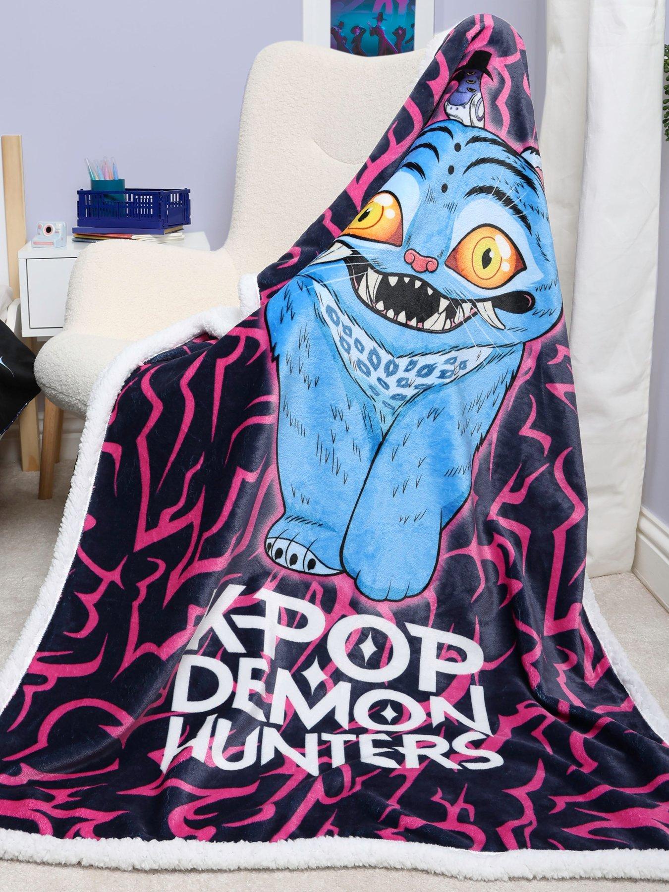 Image 4 of 7 of K-Pop Demon Hunters Derpy Pink Sherpa Back Fleece Blanket