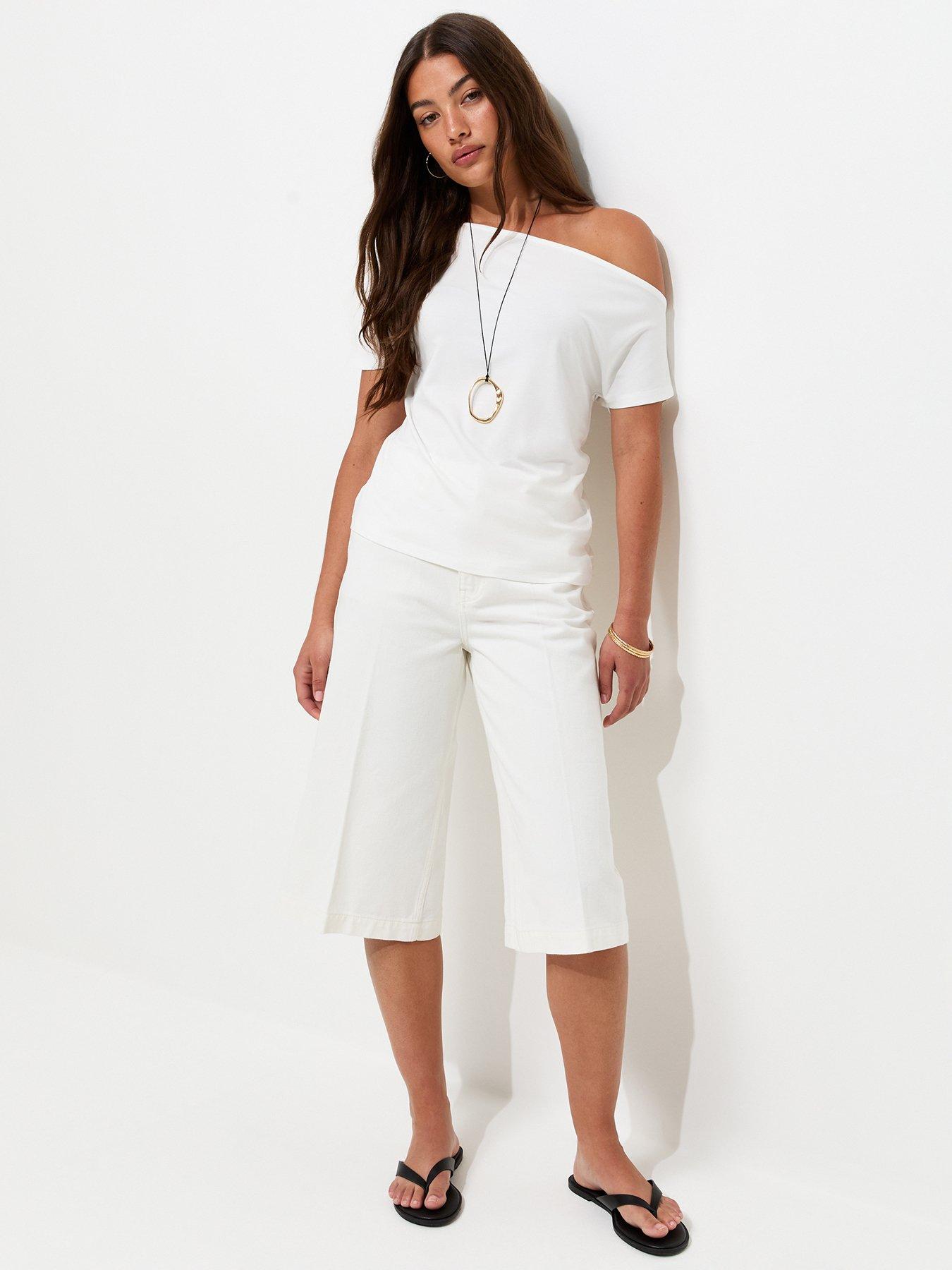 Image 3 of 5 of New Look Off The Shoulder T-Shirt - White