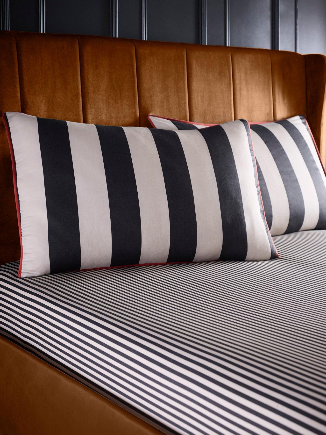 Laurence Llewelyn-Bowen Festivo Circus Stripe Fitted Bed Sheet In Black