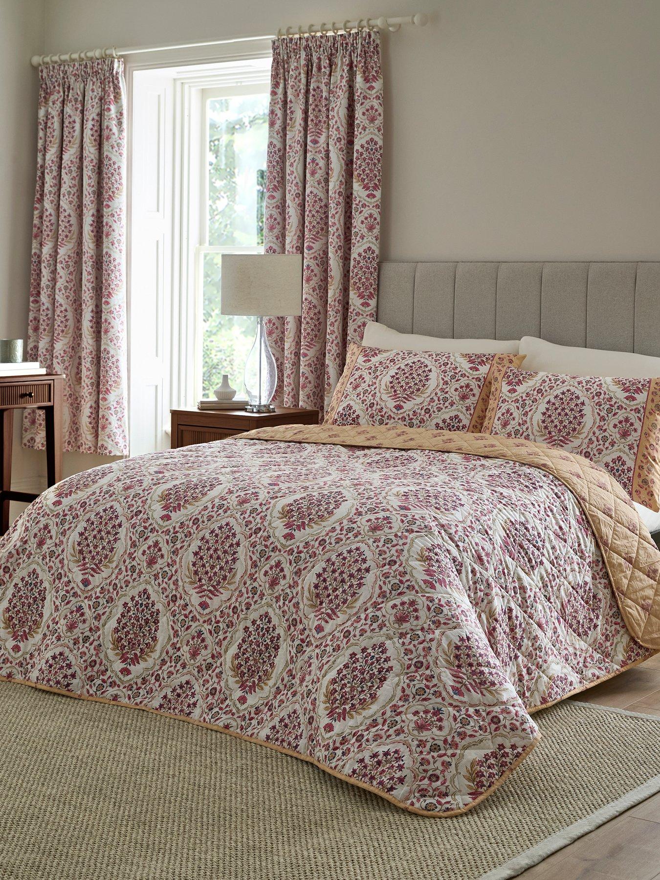 Dreams & Drapes Ashmead Bedspread In Berry