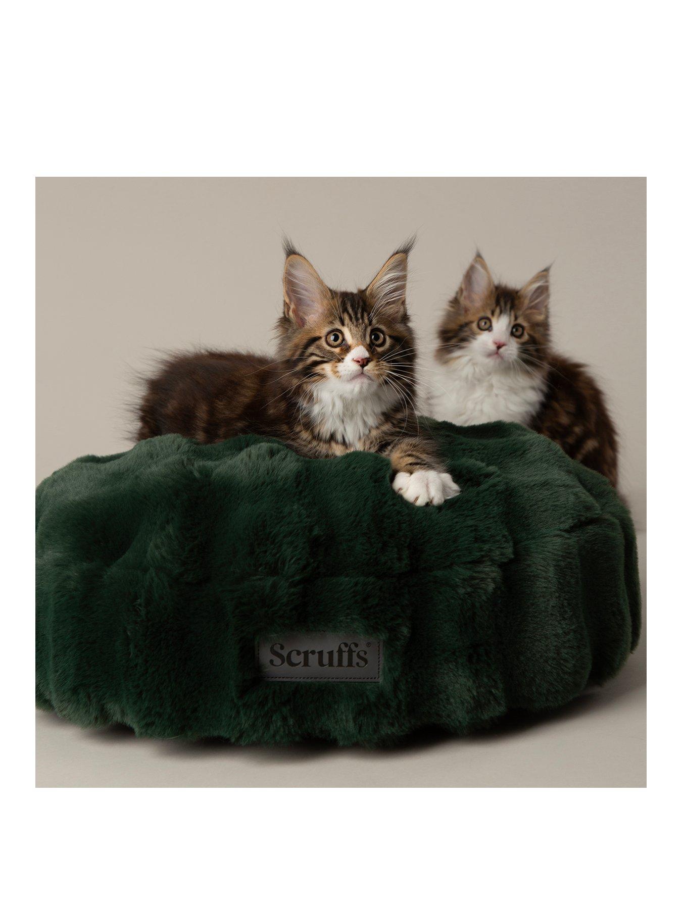 Image 2 of 6 of Scruffs Festive Fur Cat Bed