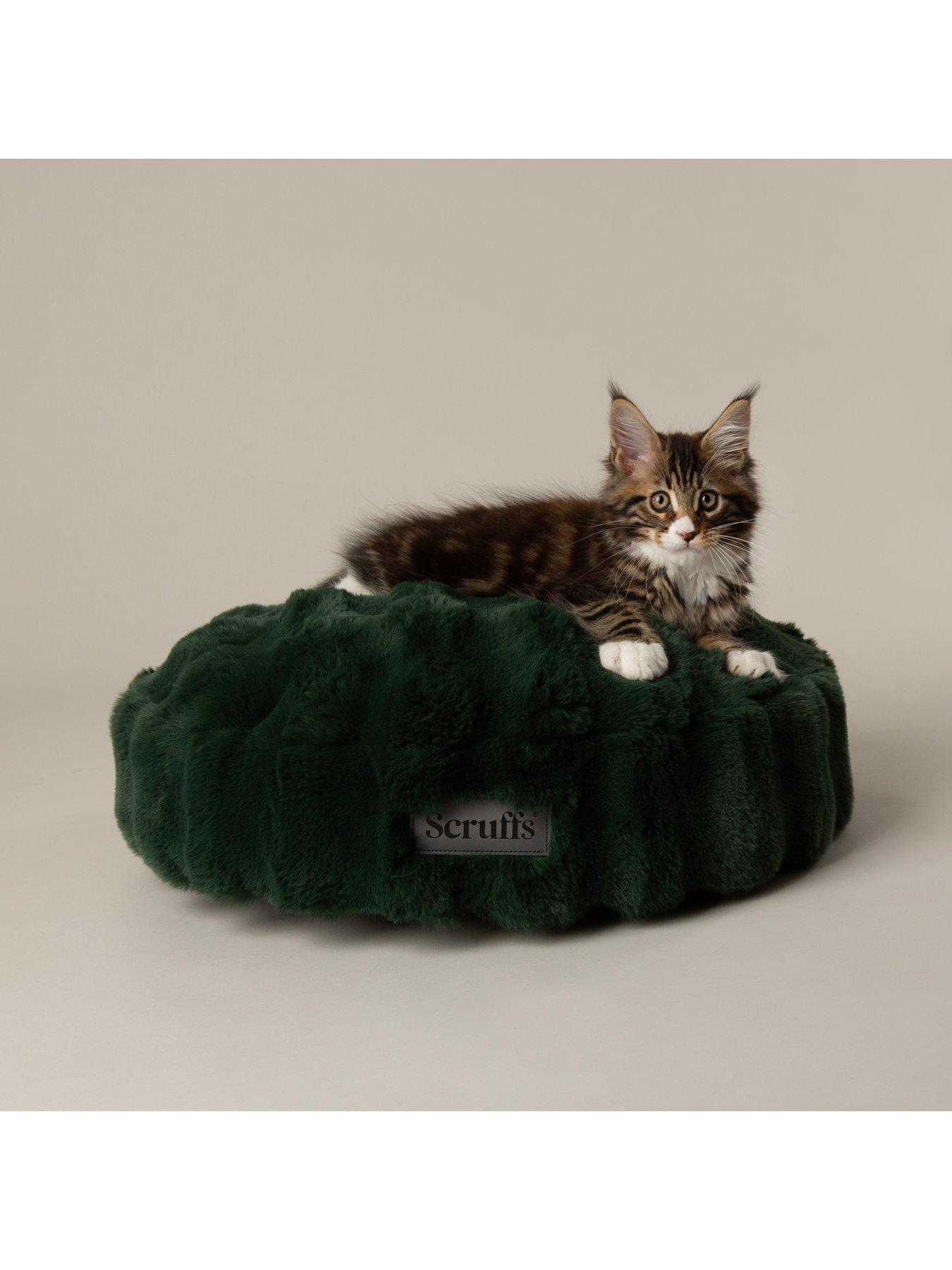 Image 3 of 6 of Scruffs Festive Fur Cat Bed